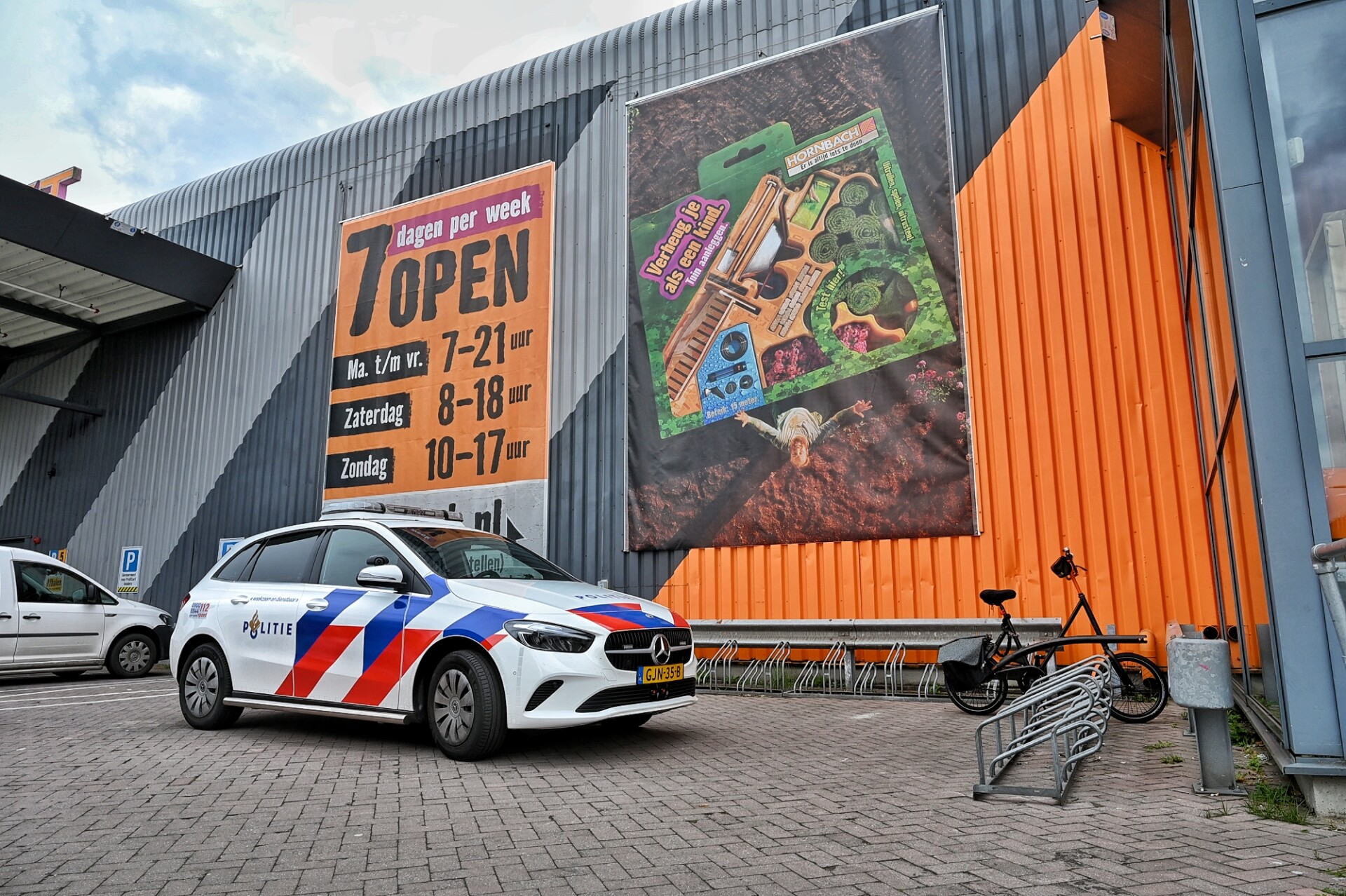 Paniek in bouwmarkt na bedreiging met mes, man door omstanders overmeesterd