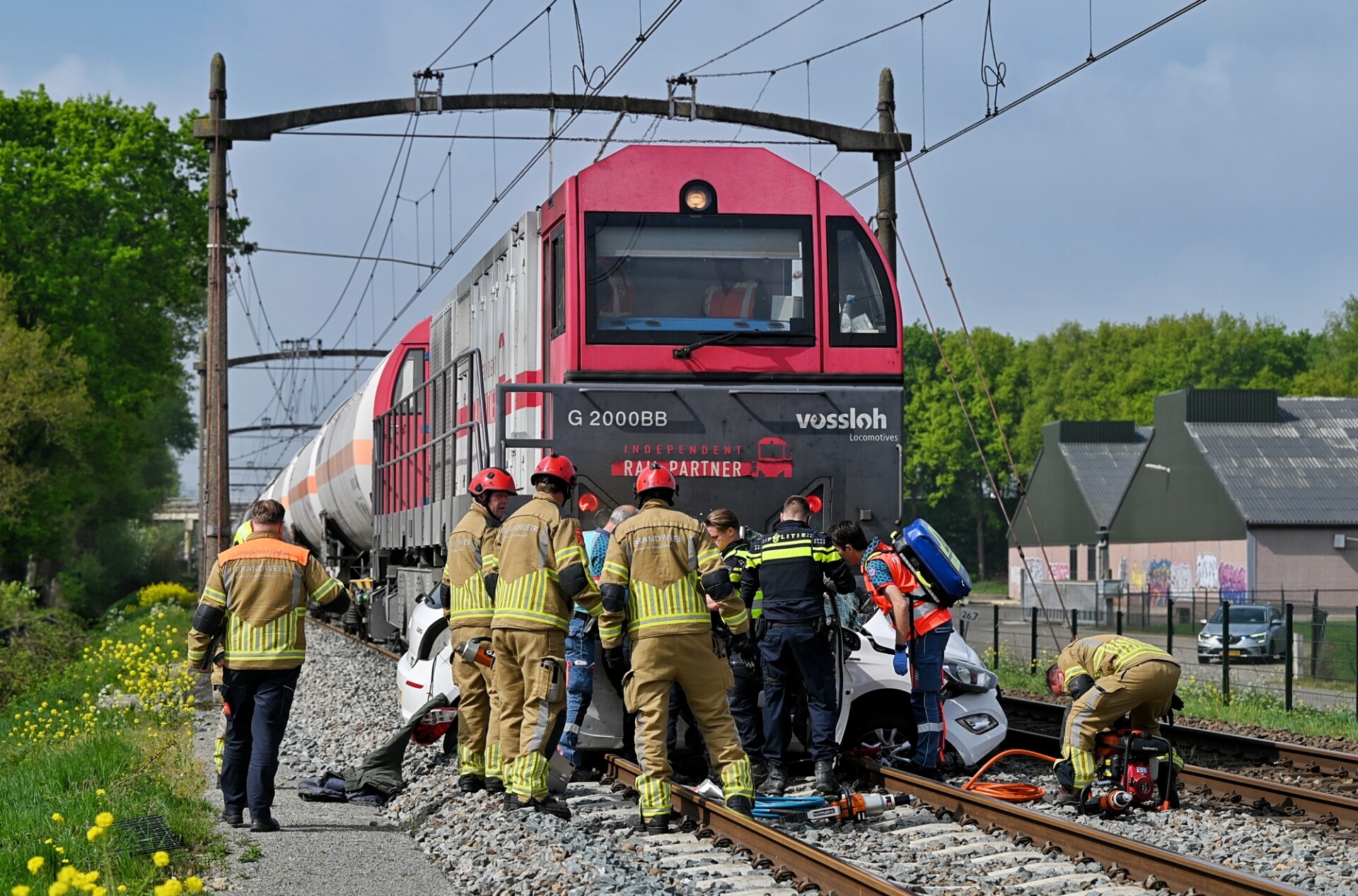 Dode bij ernstig ongeval op het spoor: goederentrein ramt auto