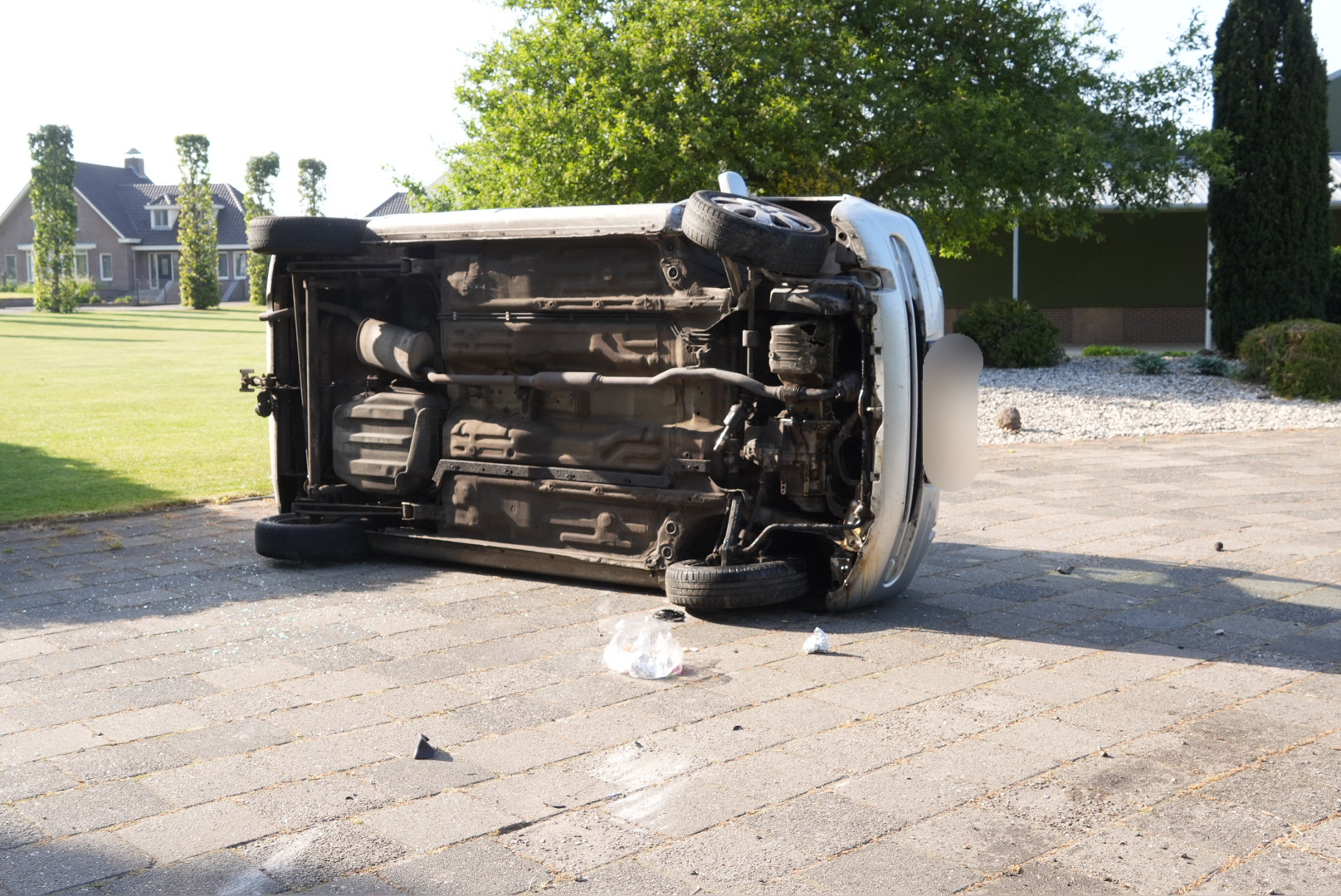 Auto belandt op zijkant na ongeval bij flauwe bocht