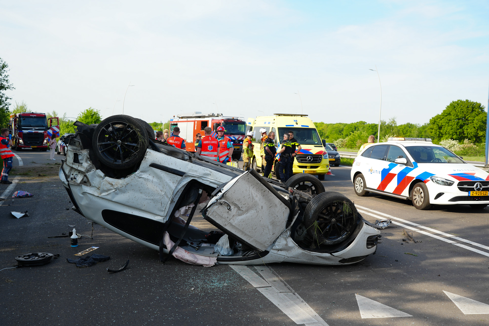 Auto slaat meerdere keren over de kop, bestuurder zwaargewond