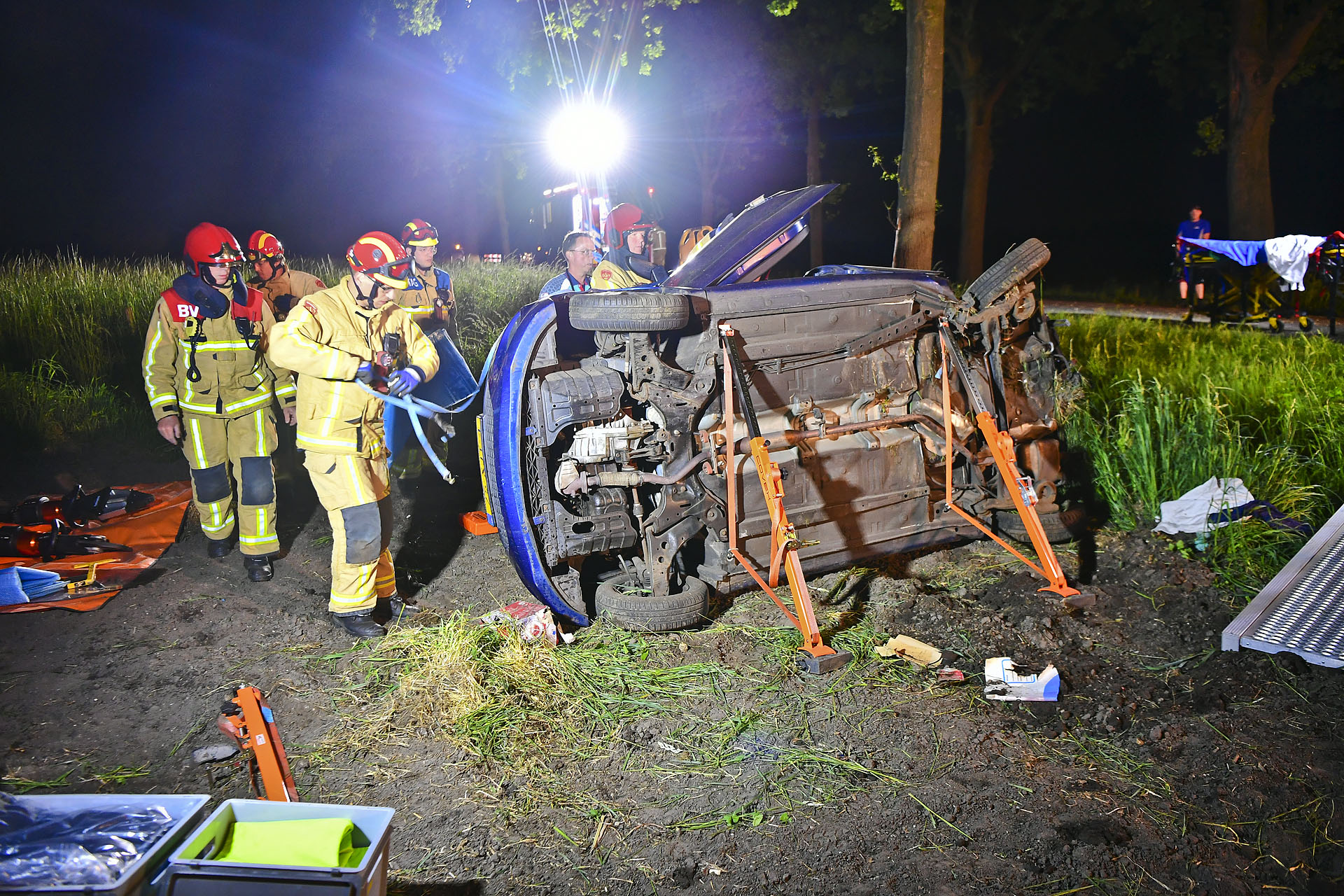 Auto botst tegen boom en belandt op zijkant: bestuurster ernstig gewond