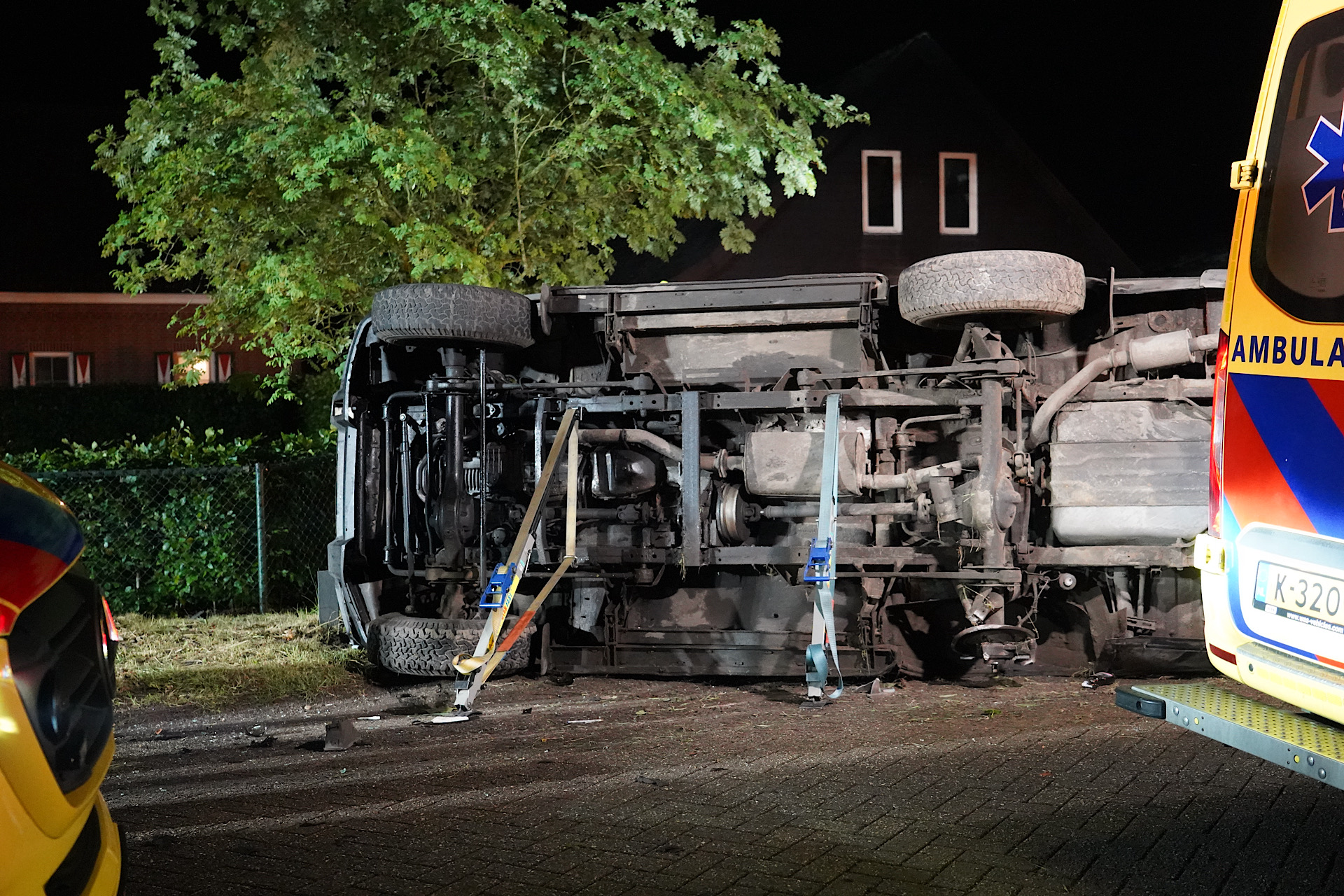 Auto crasht en belandt op zijkant, zwaargewonde uit auto bevrijd