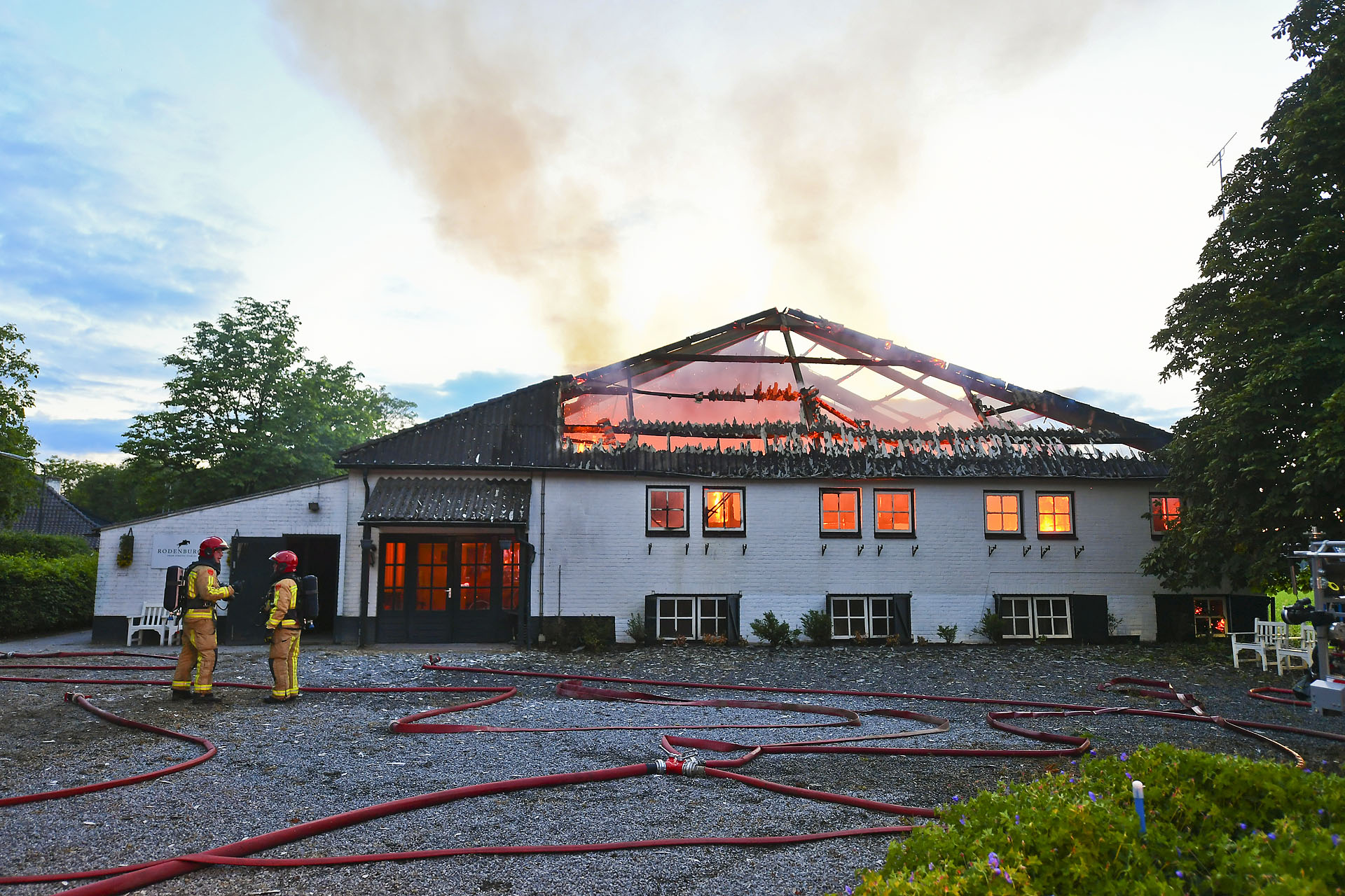 Grote brand verwoest deel van manege, paarden in veiligheid gebracht
