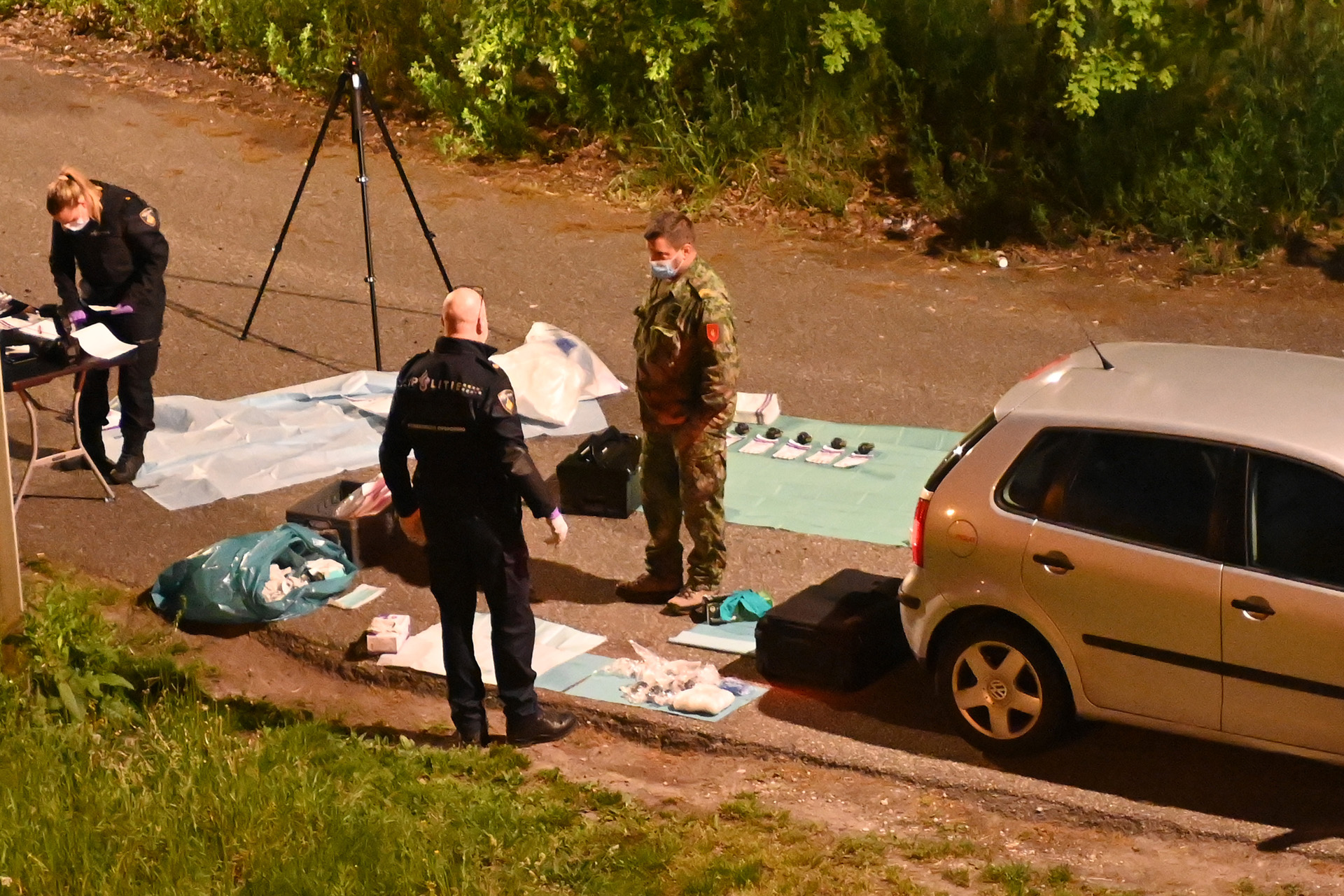 Explosieven gevonden in auto, omgeving uren afgezet