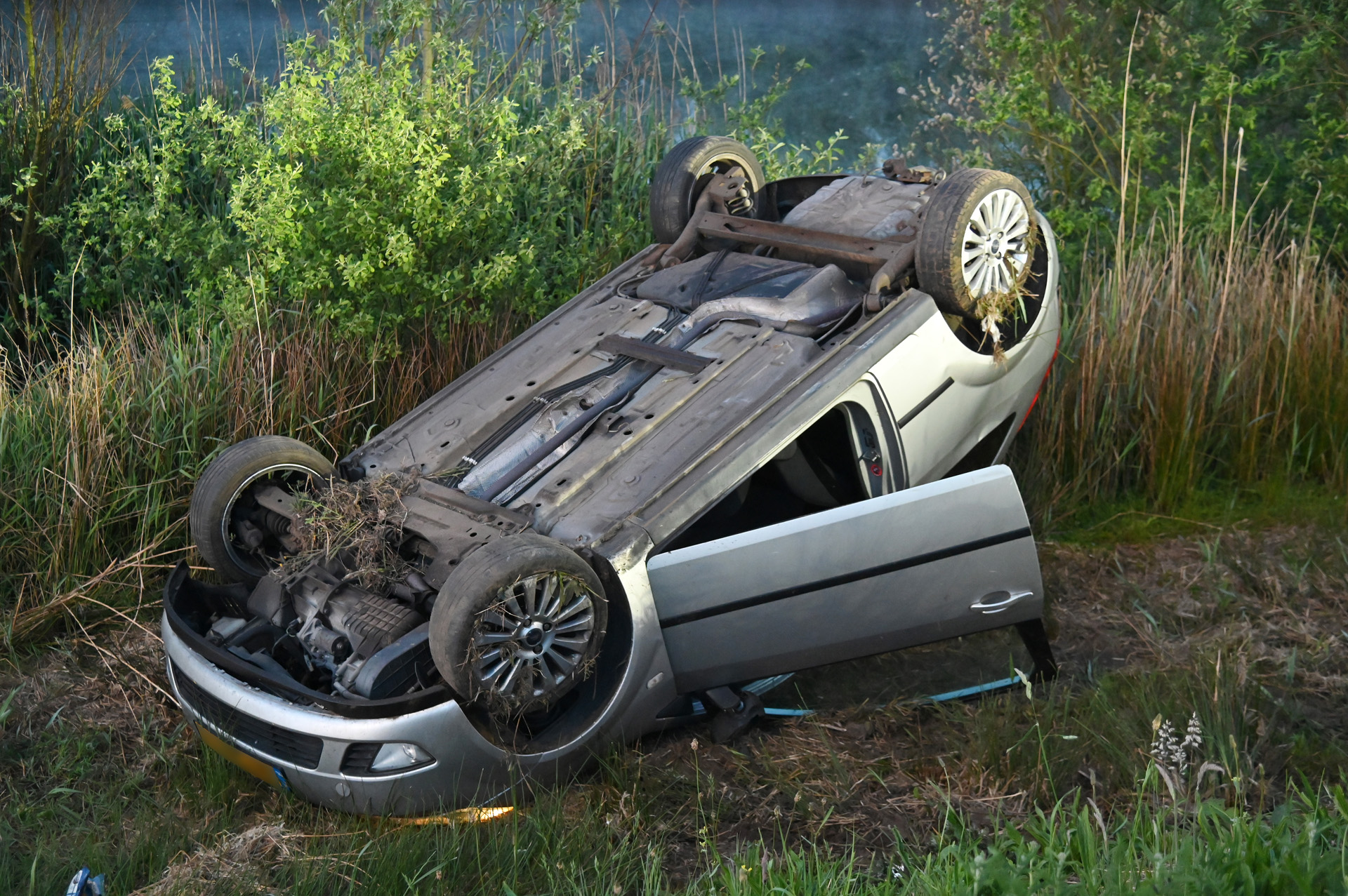 Auto op z’n kop, bestuurder gewond