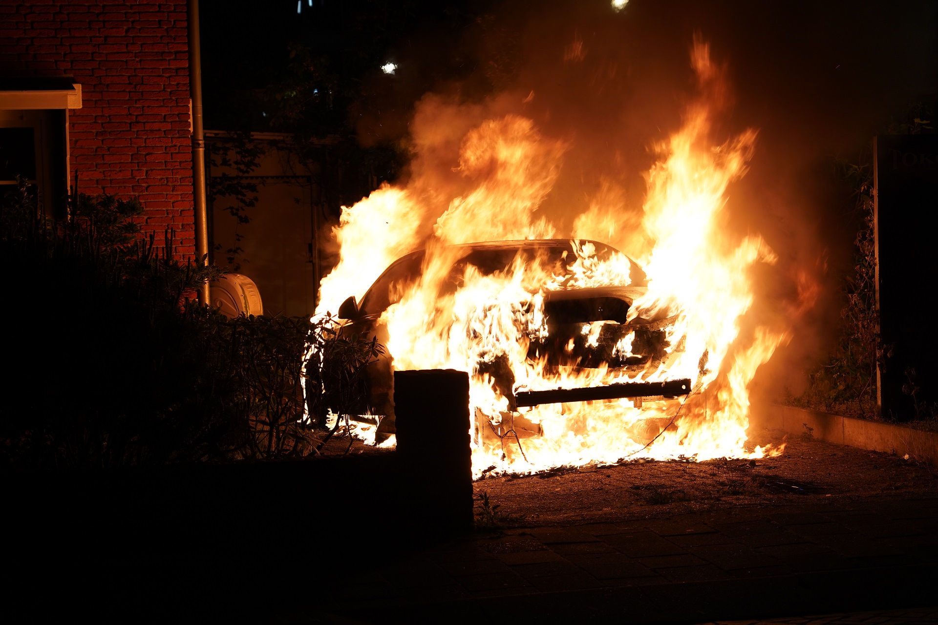 Auto brandt uit op oprit van woning, mogelijk brandstichting