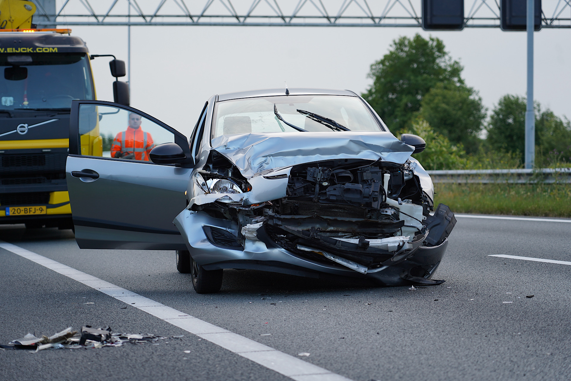Auto botst achterop vrachtwagen, lange file tot gevolg