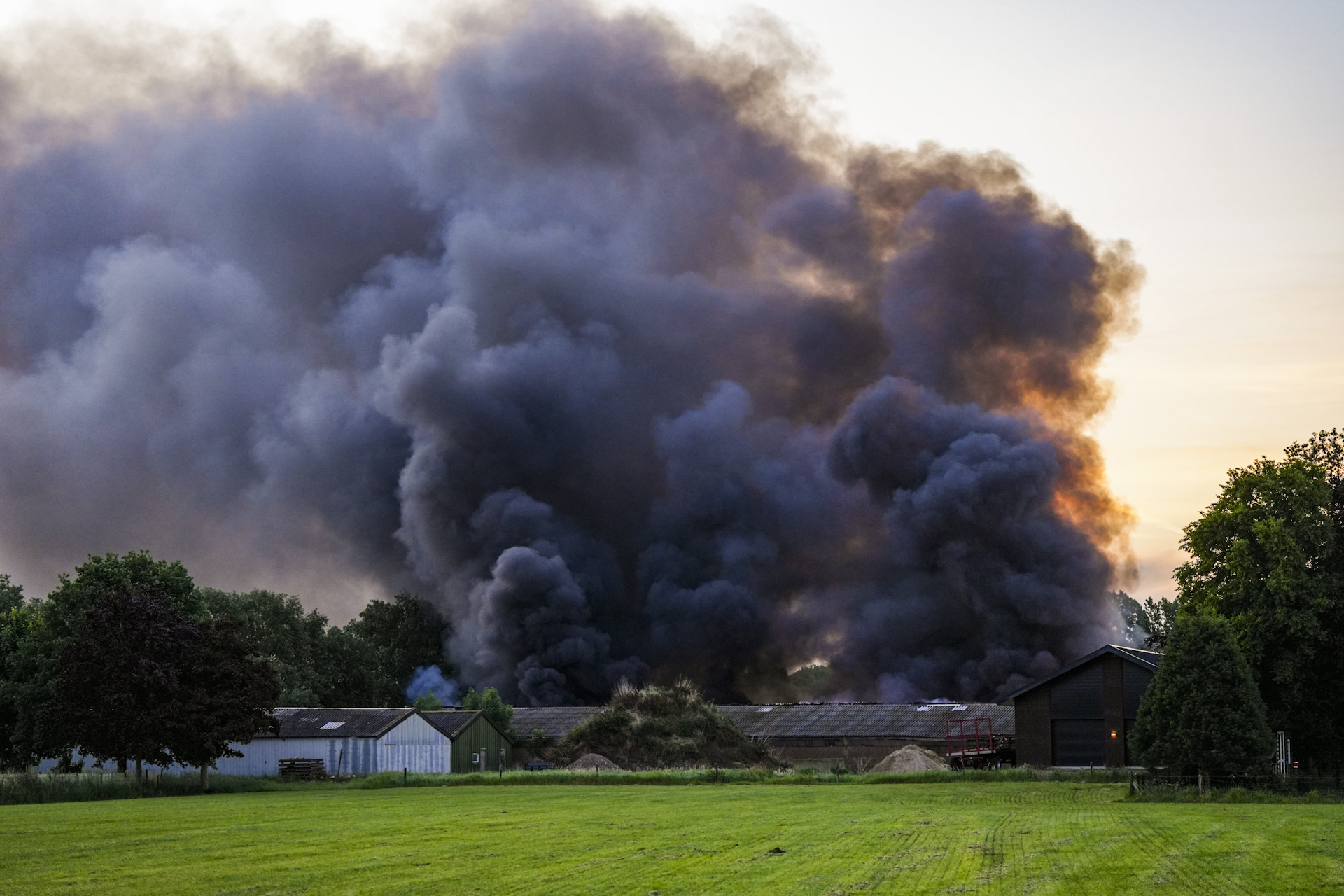 Oldtimers verwoest bij uitslaande brand, asbest vrijgekomen