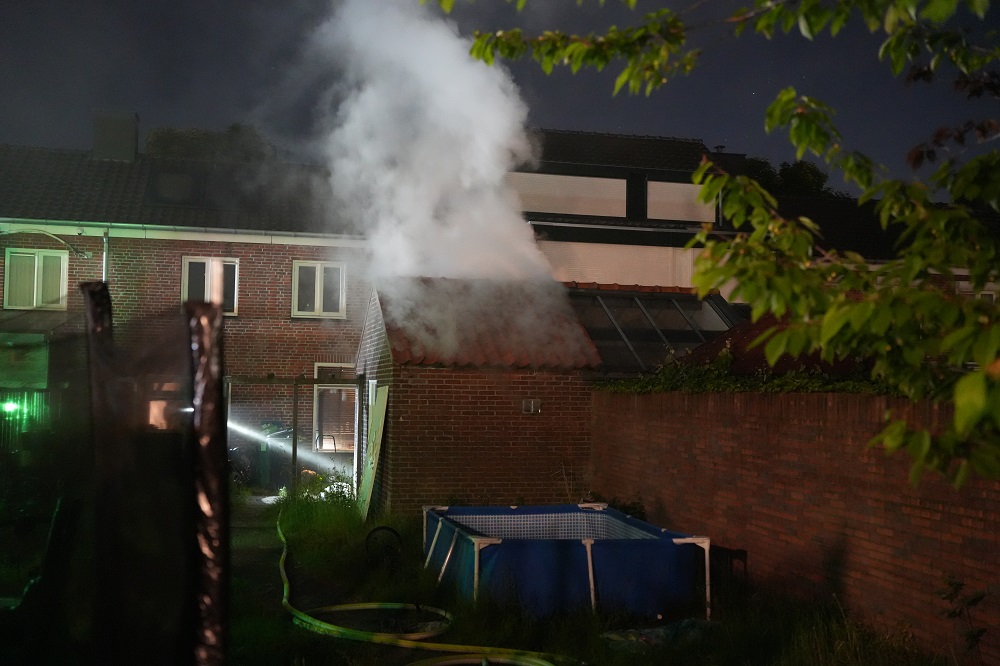 Schuur achter woning vliegt in brand