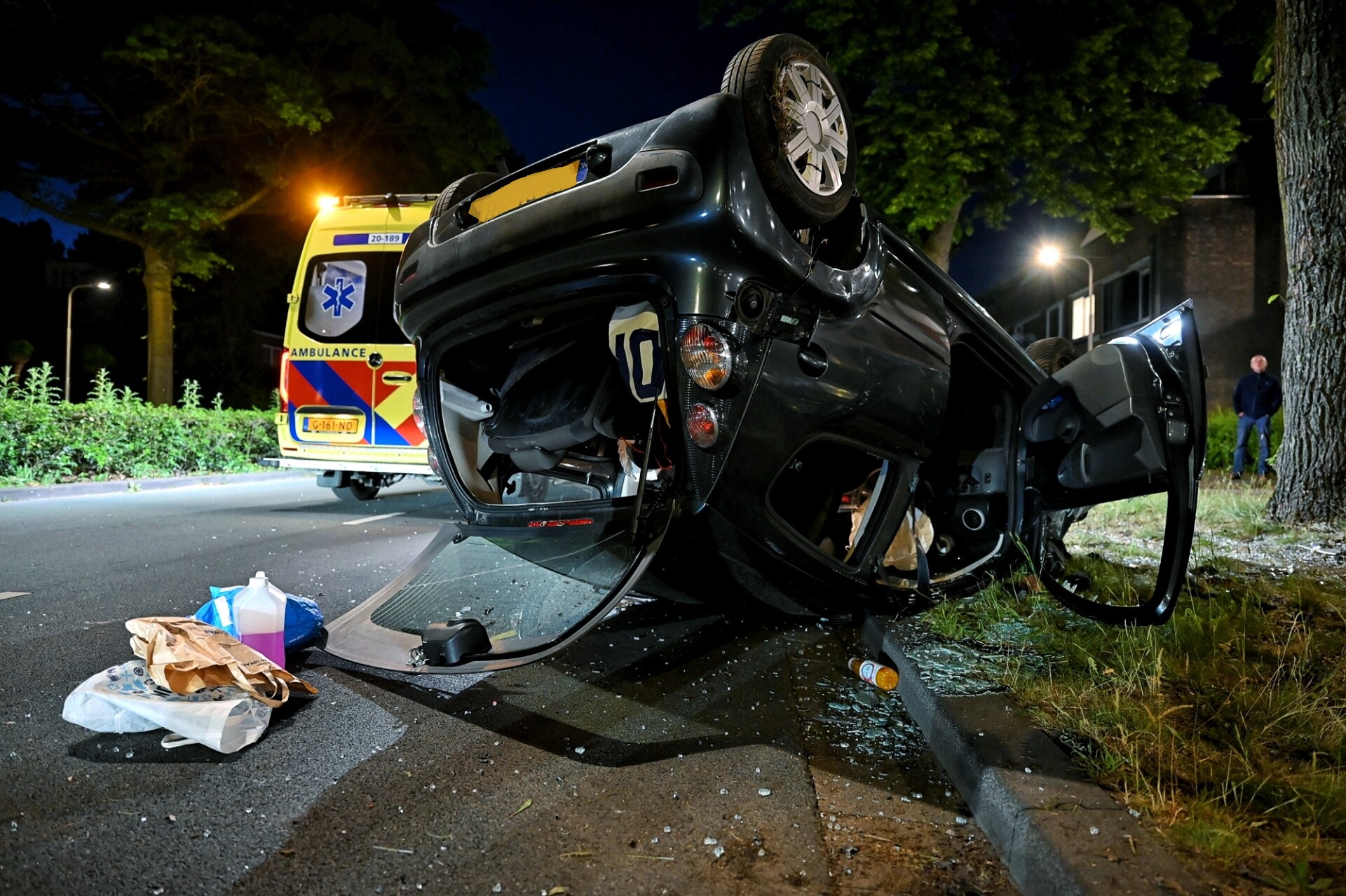 Auto over de kop, drie gewonden