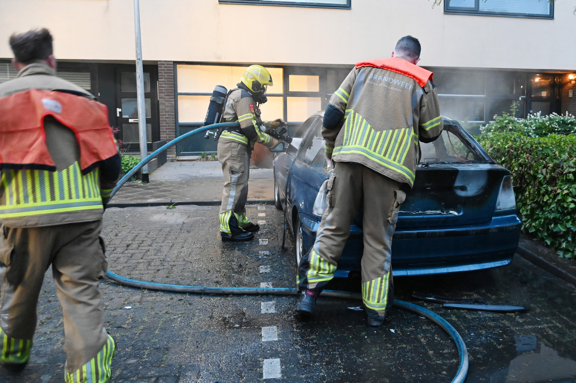 Geparkeerde auto uitgebrand, oorzaak onbekend