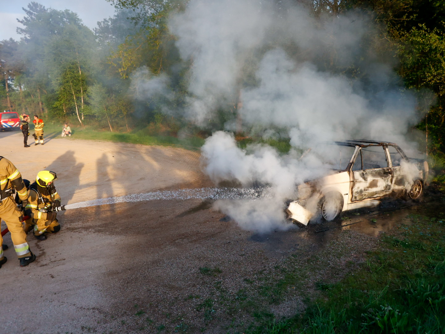 Auto uitgebrand in bosgebied tijdens wandeling met hond
