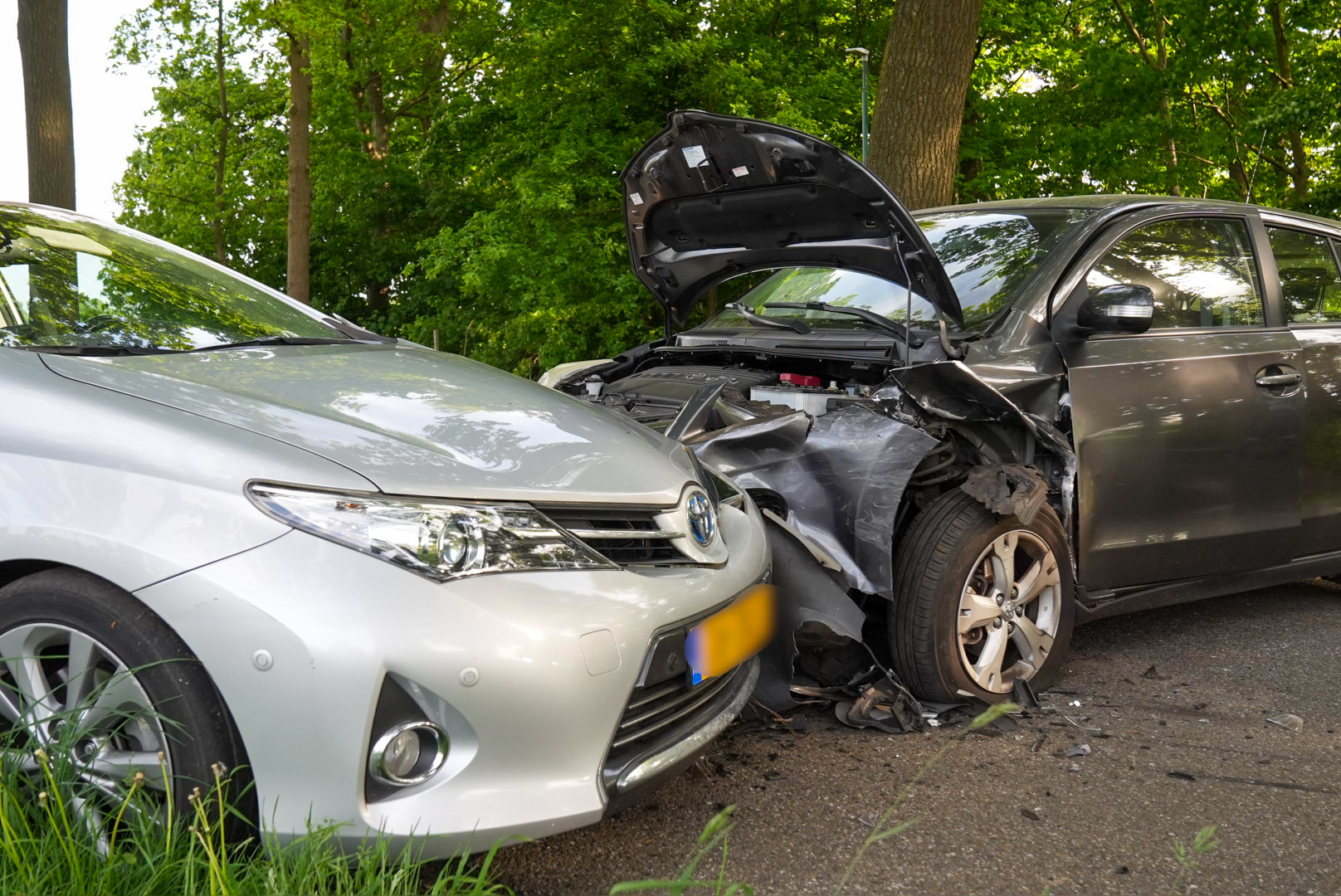 Frontale botsing tussen twee auto’s, één persoon gewond