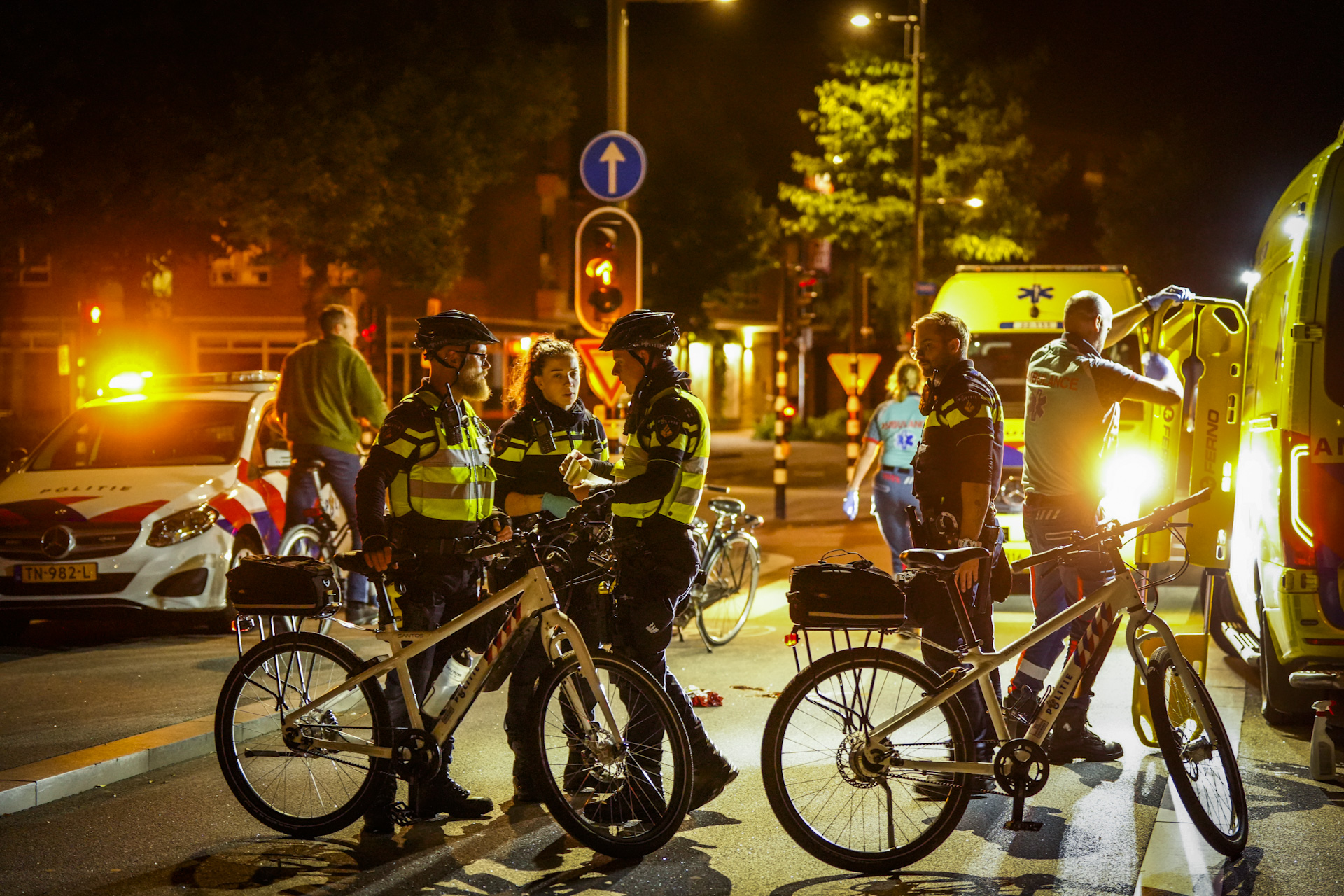 Fietsers haken met sturen in elkaar en komen ten val, vrouw ernstig gewond