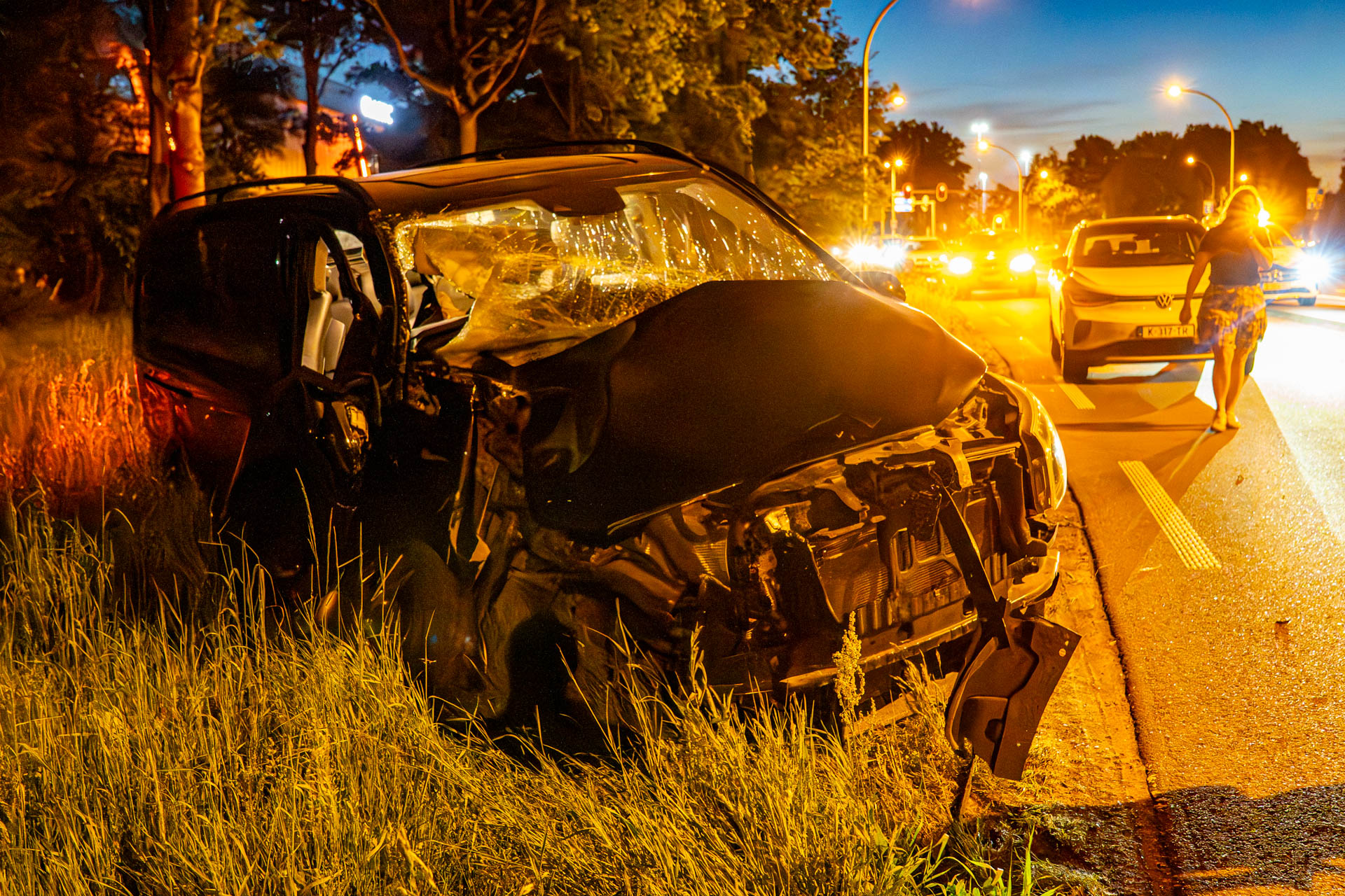 Auto ramt paal met verkeersbord, bestuurder gewond