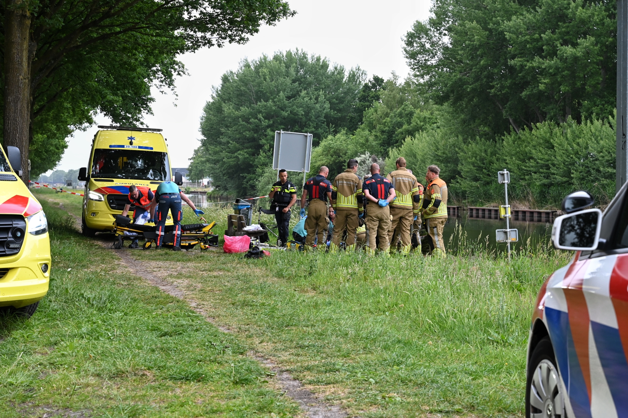 Persoon uit kanaal gered en gereanimeerd