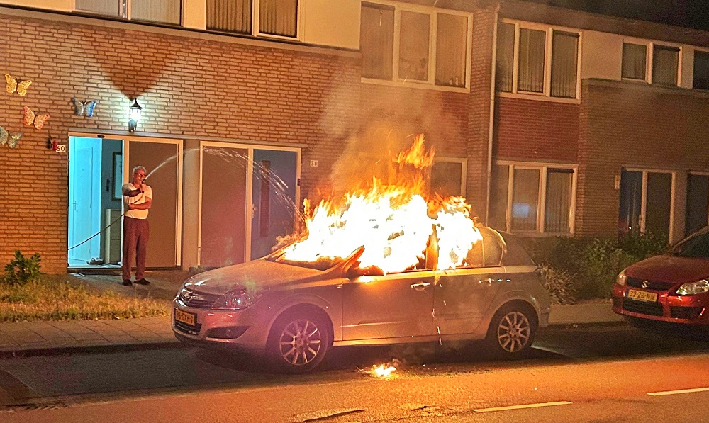 Auto in brand, eigenaar begint met blussen