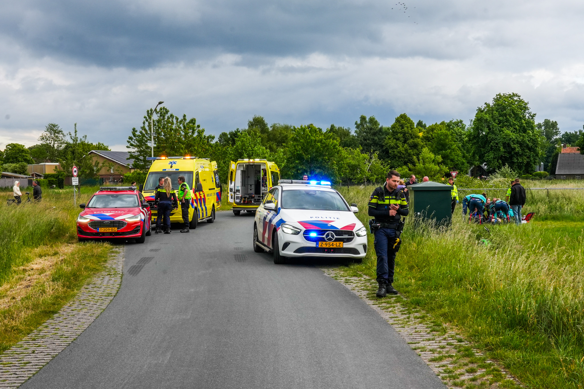 Man zonder helm zwaargewond na val met crossmotor in sloot