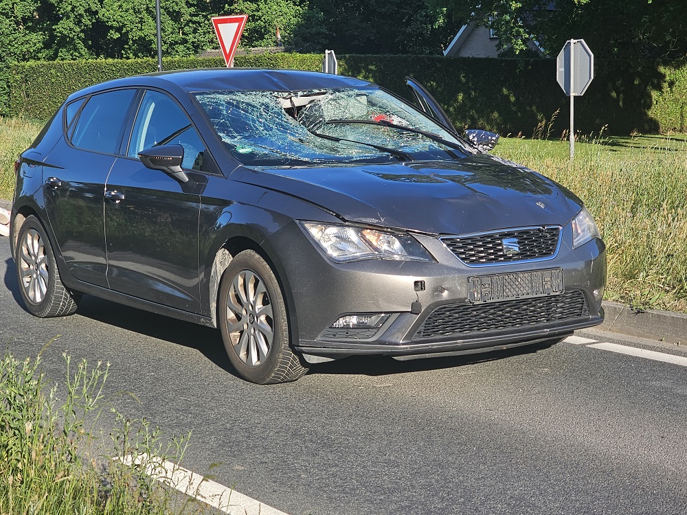 Fietsster (24) ernstig gewond nadat ze wordt geschept door auto