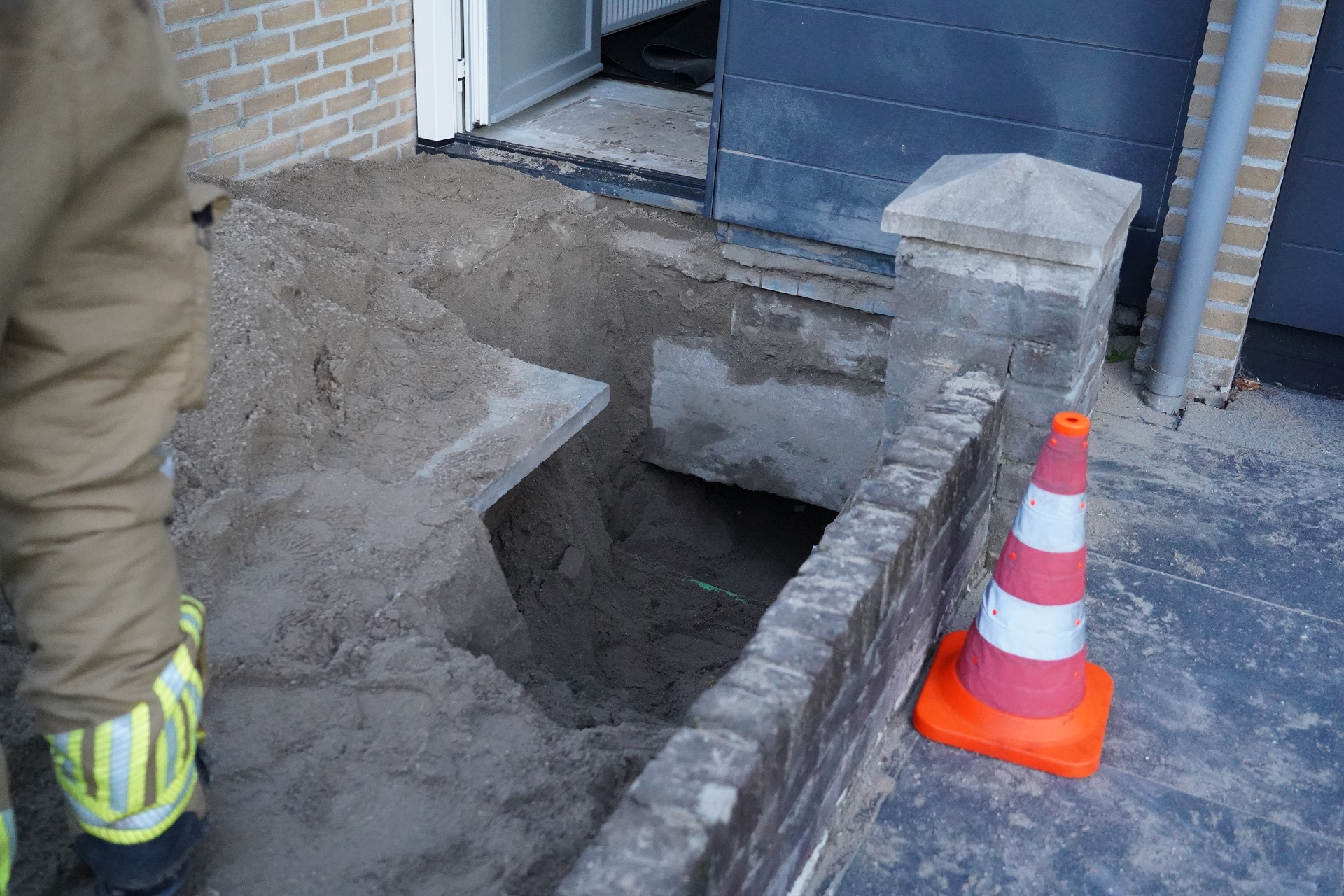 Kat zit vast onder huis en bezorgt brandweer urenlang graafwerk