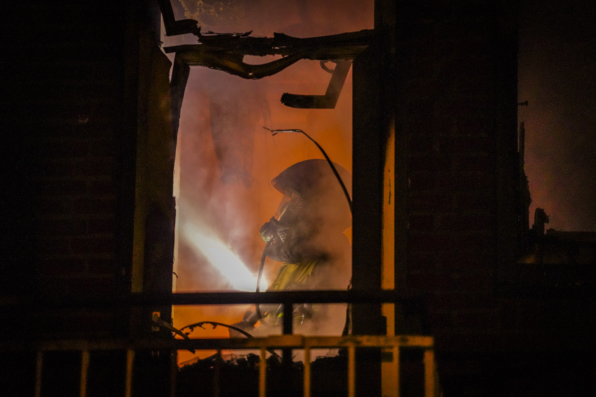 Huis verwoest door brand: bewoner raakt gewond en kat overleden