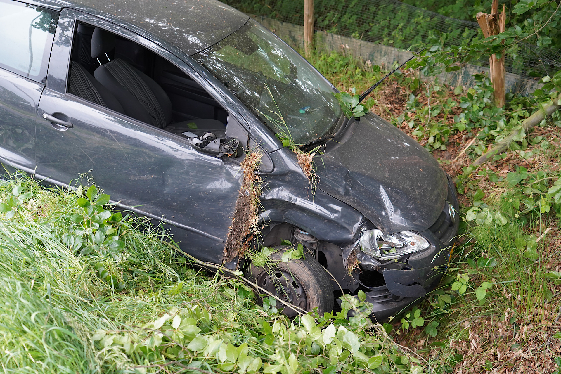 Auto vliegt uit de bocht en botst tegen boom
