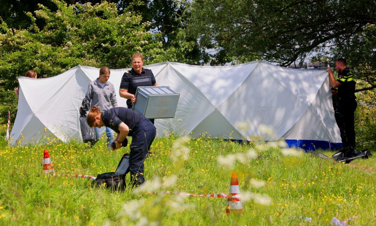 Omstanders vinden levenloos lichaam in het water