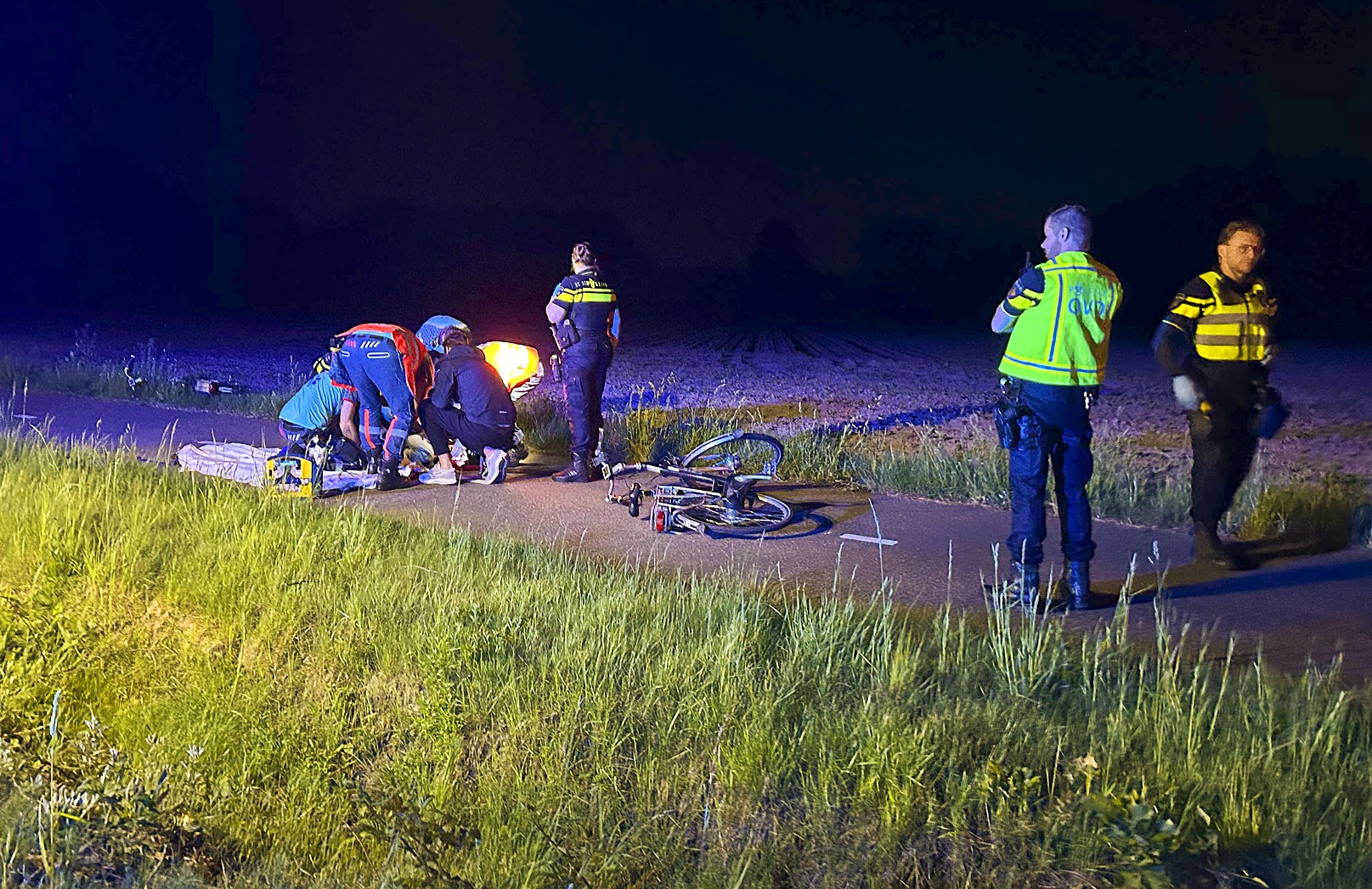 Traumahelikopter geland nadat vrouw van fiets valt