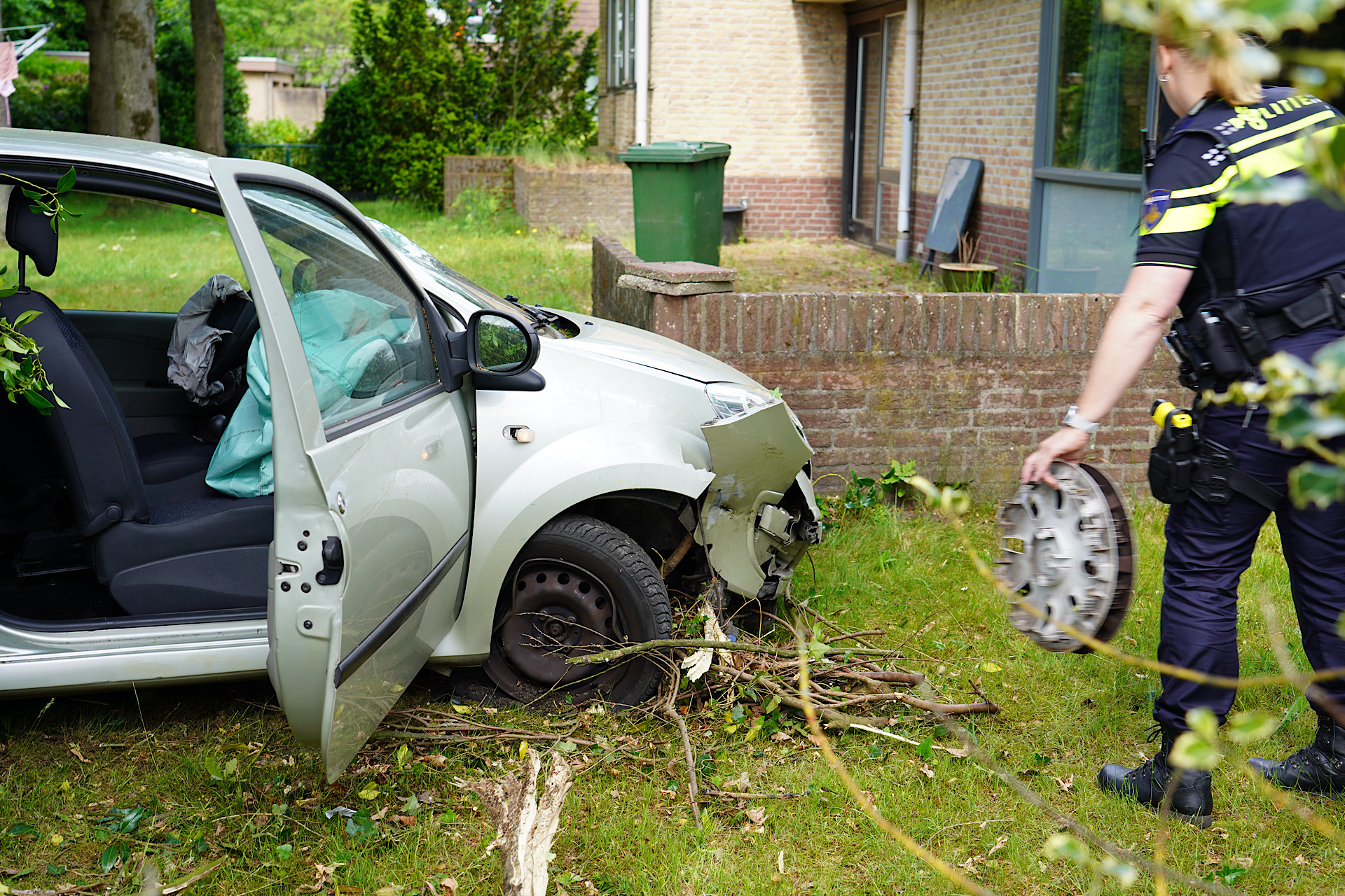 Onwel geworden automobilist belandt in achtertuin van woning