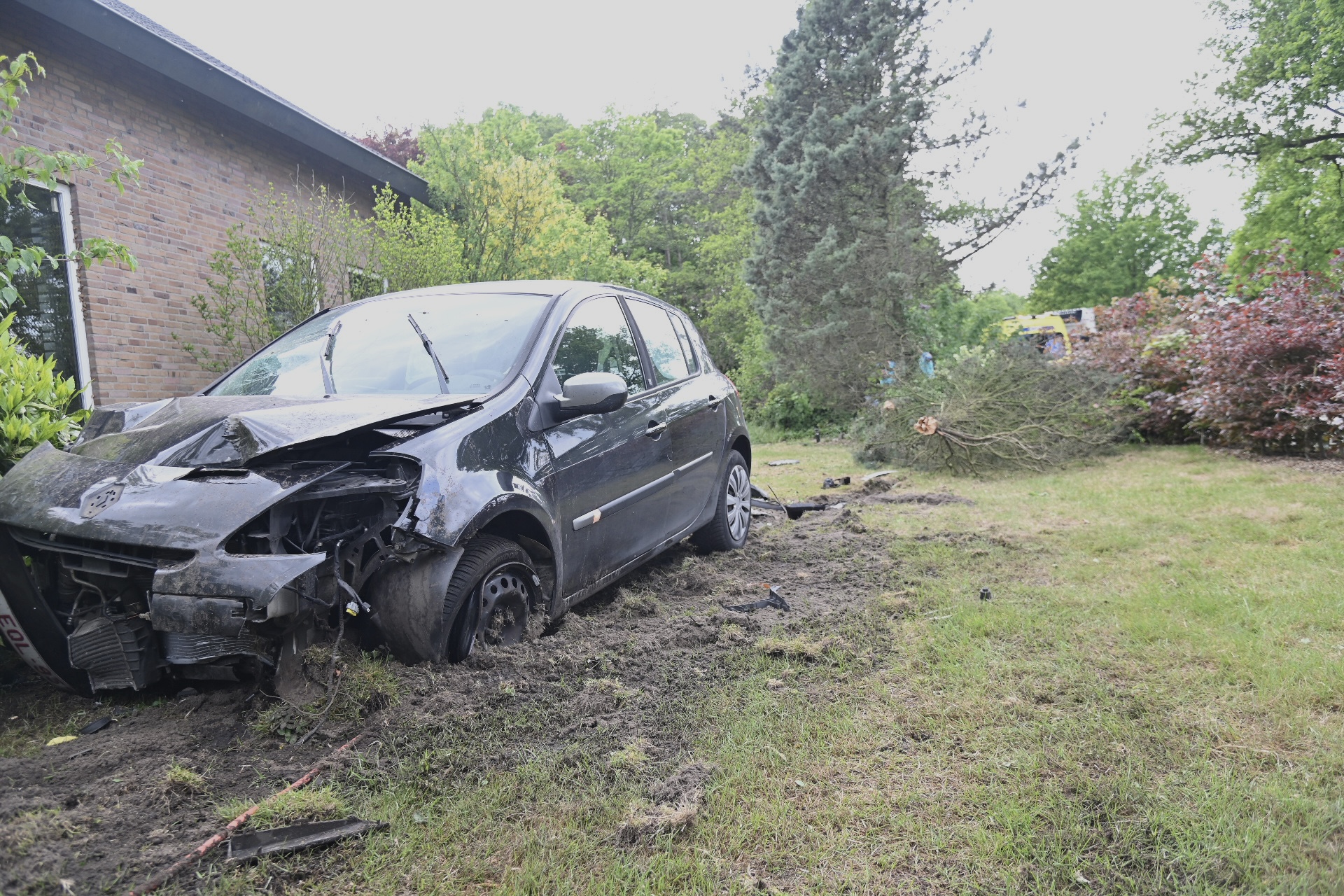 Auto crasht en belandt in voortuin van woning