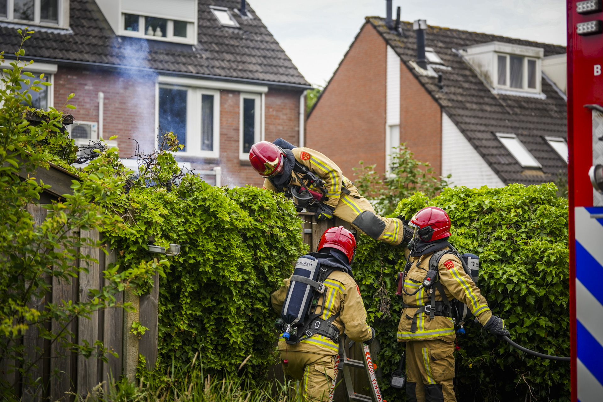 Brand in schuurtje deels geblust door agenten, rookontwikkeling in tuin