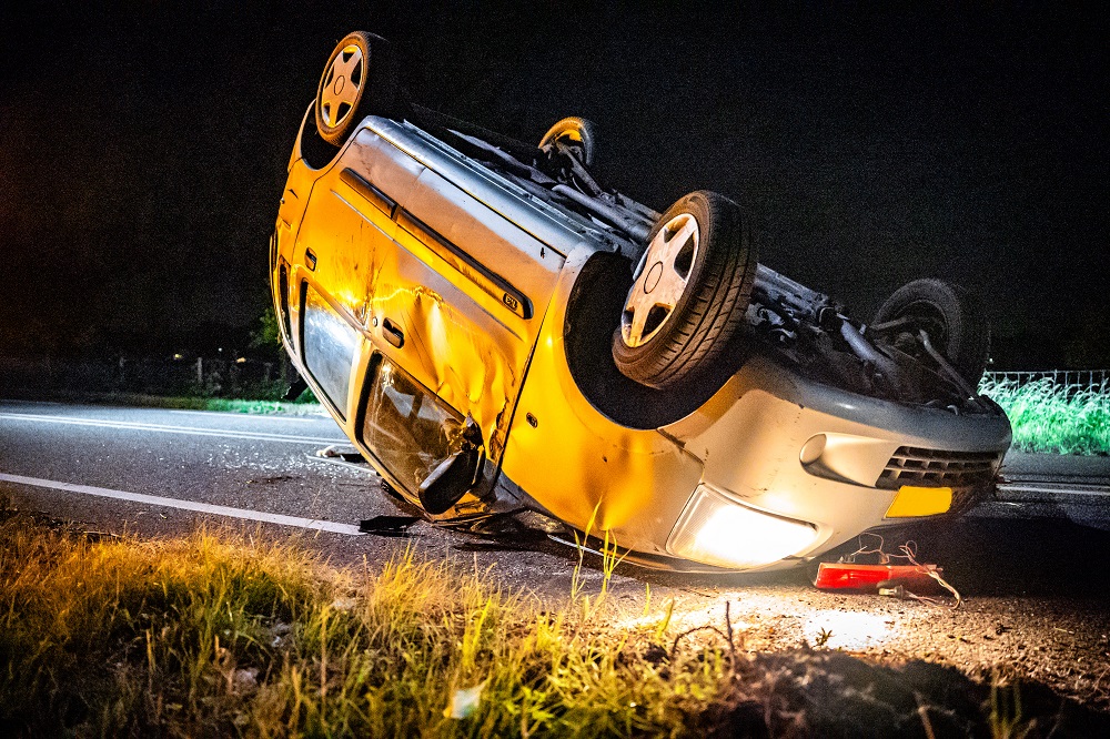 Auto slaat over de kop, bestuurder onder invloed