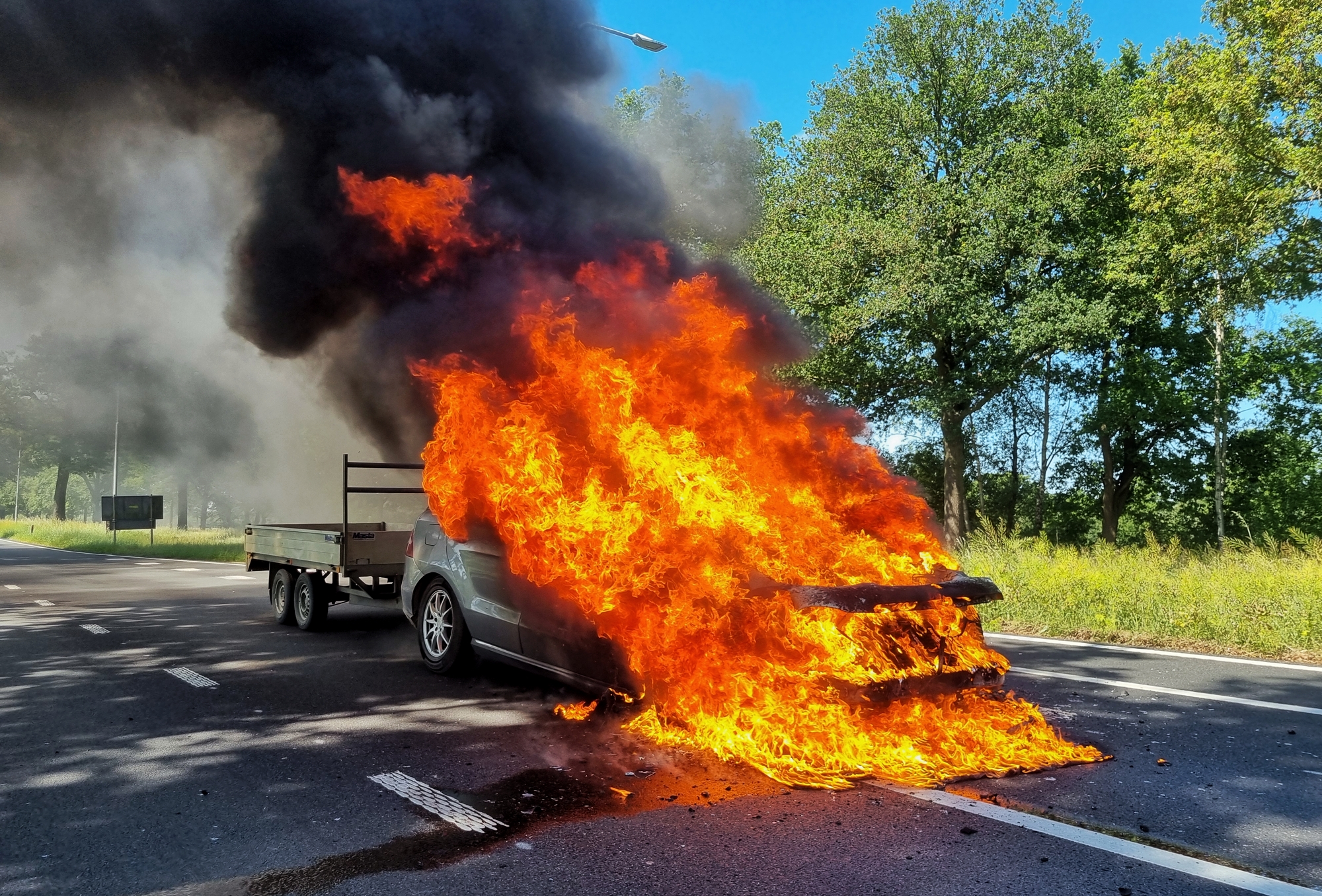 Auto begint te roken met bestuurder erin, volledig uitgebrand