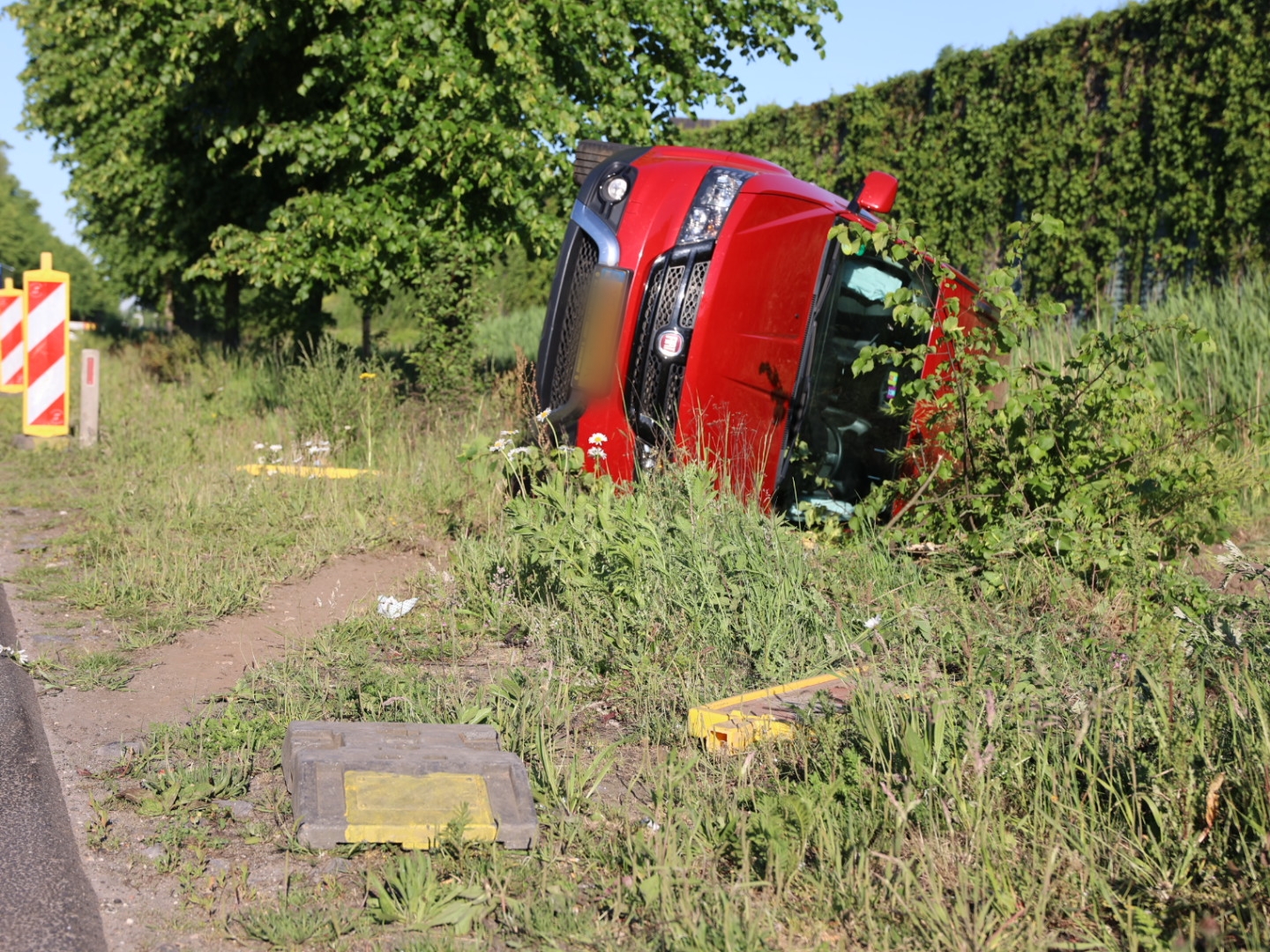 Auto belandt op kant na aanrijding vrachtwagen