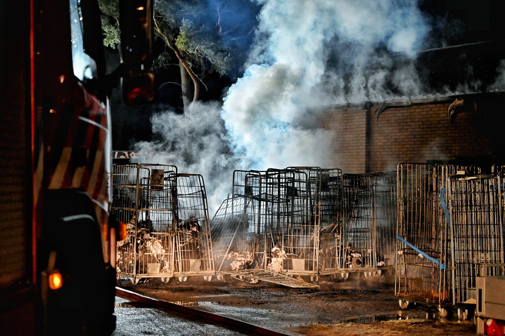 Brand bij Safaripark Beekse Bergen, rolcontainers met linnengoed vatten vlam