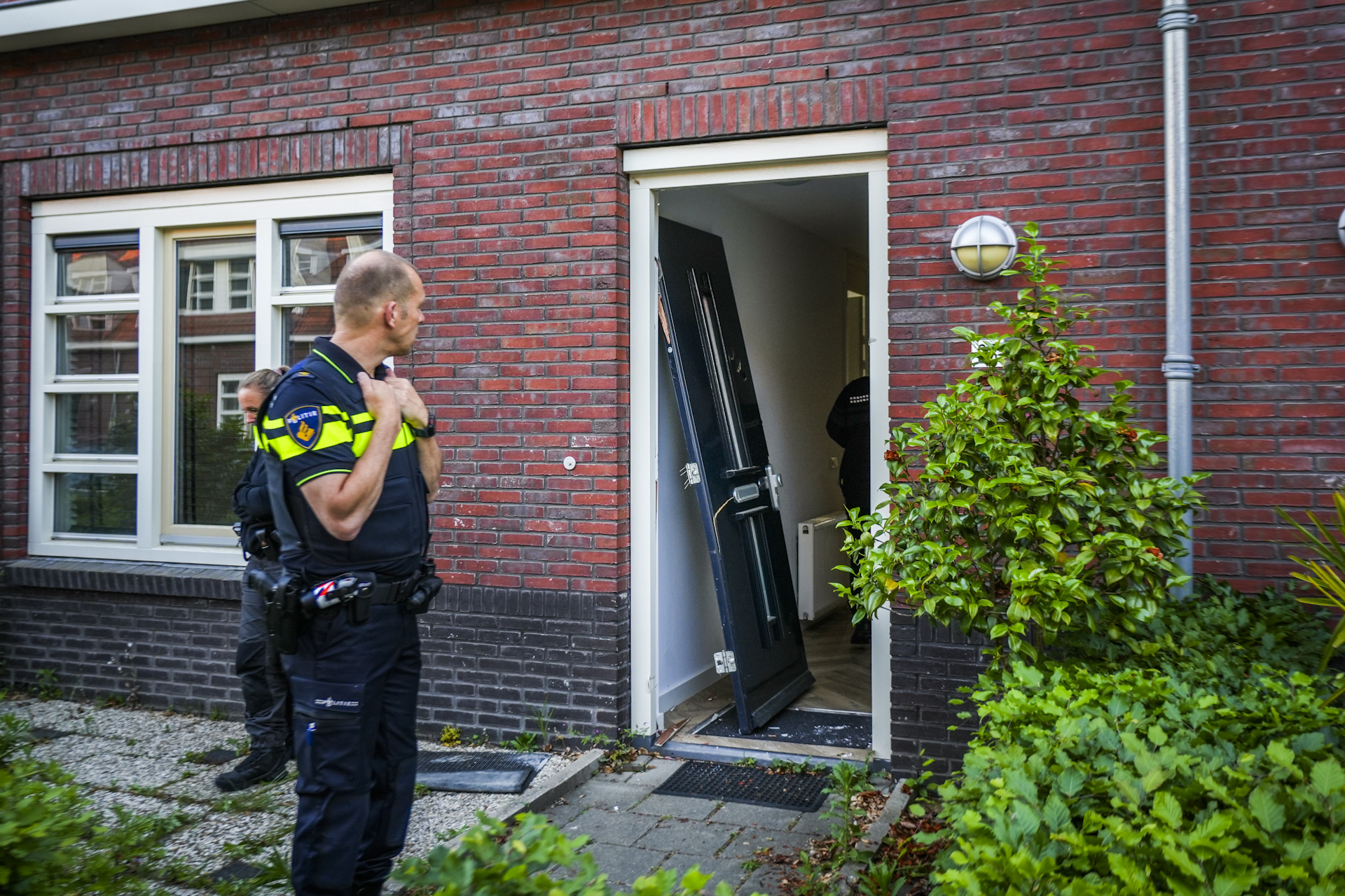 Meerdere woninginvallen: arrestatieteam en speurhonden ingezet