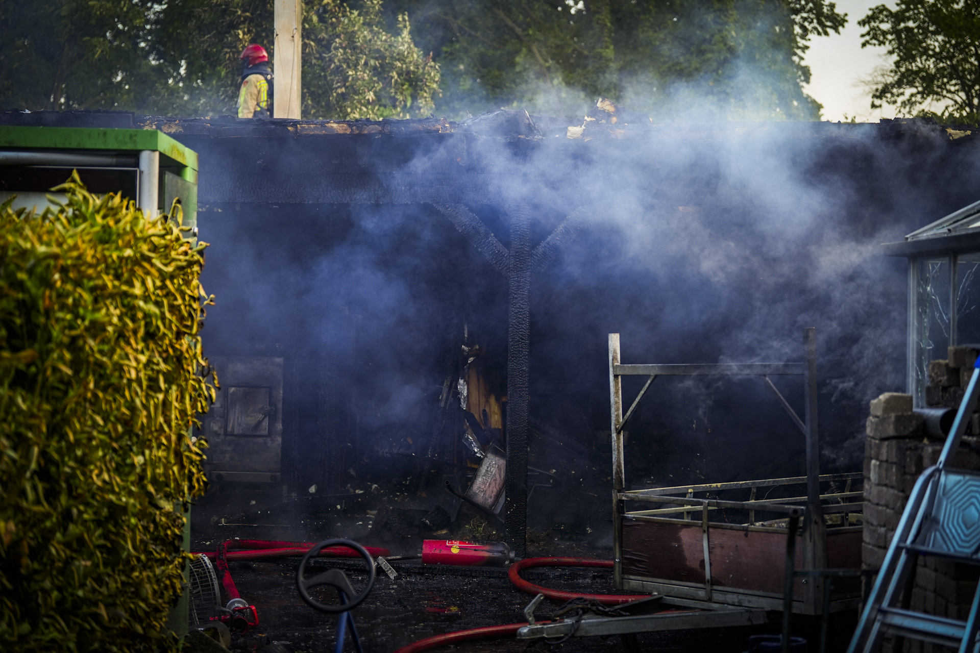 Tuinhuis uitgebrand, brandweer voorkomt erger