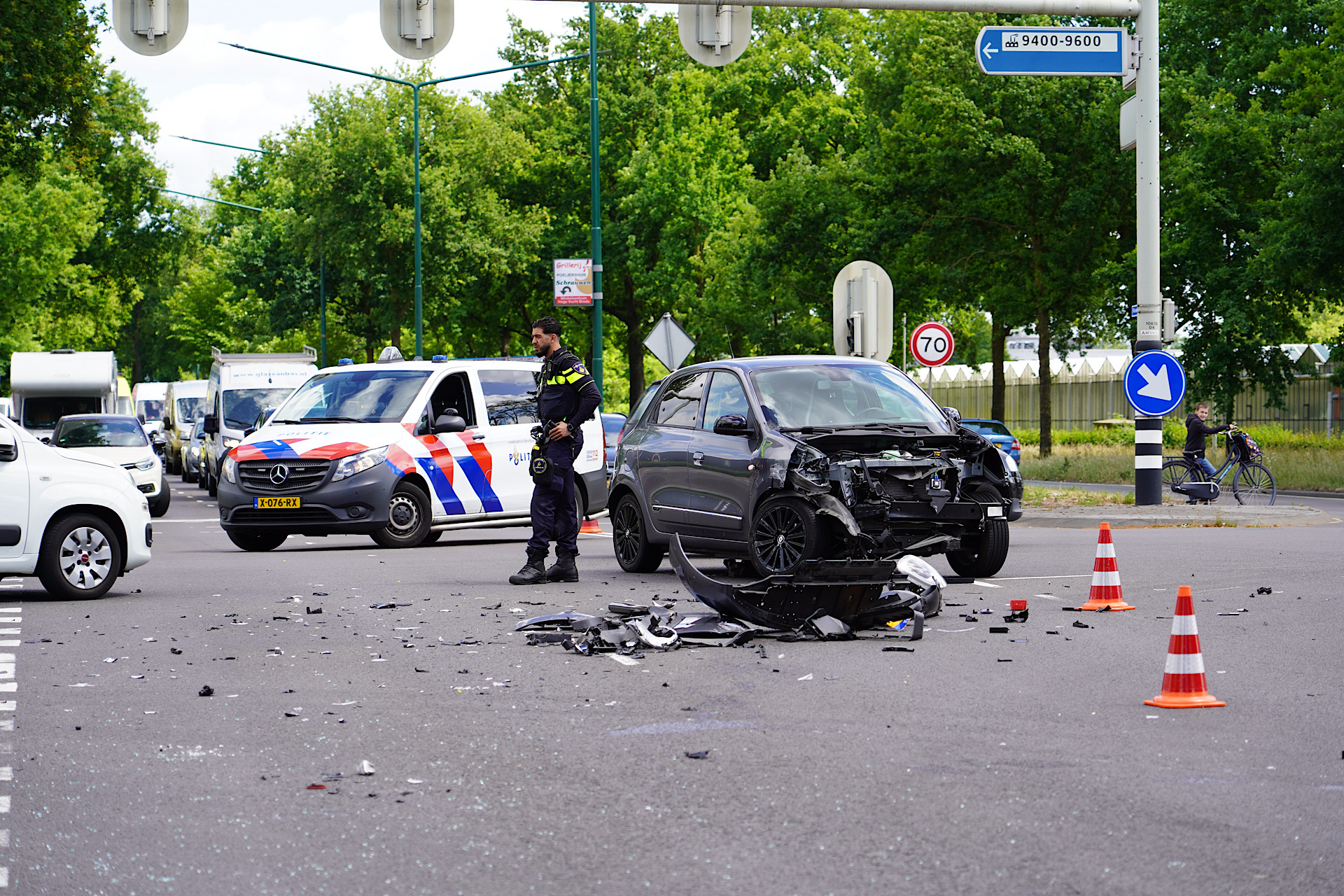Verkeerschaos na ongeval op druk kruispunt