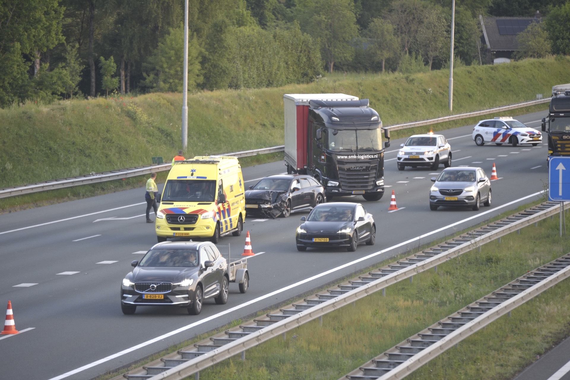 Botsing tussen vrachtwagen en auto zorgt voor afsluiting rijbanen