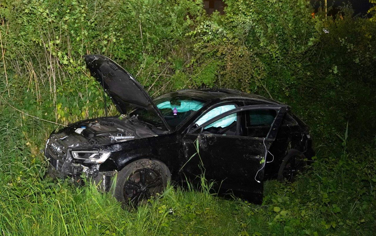 Twee gewonden nadat auto van de weg raakt