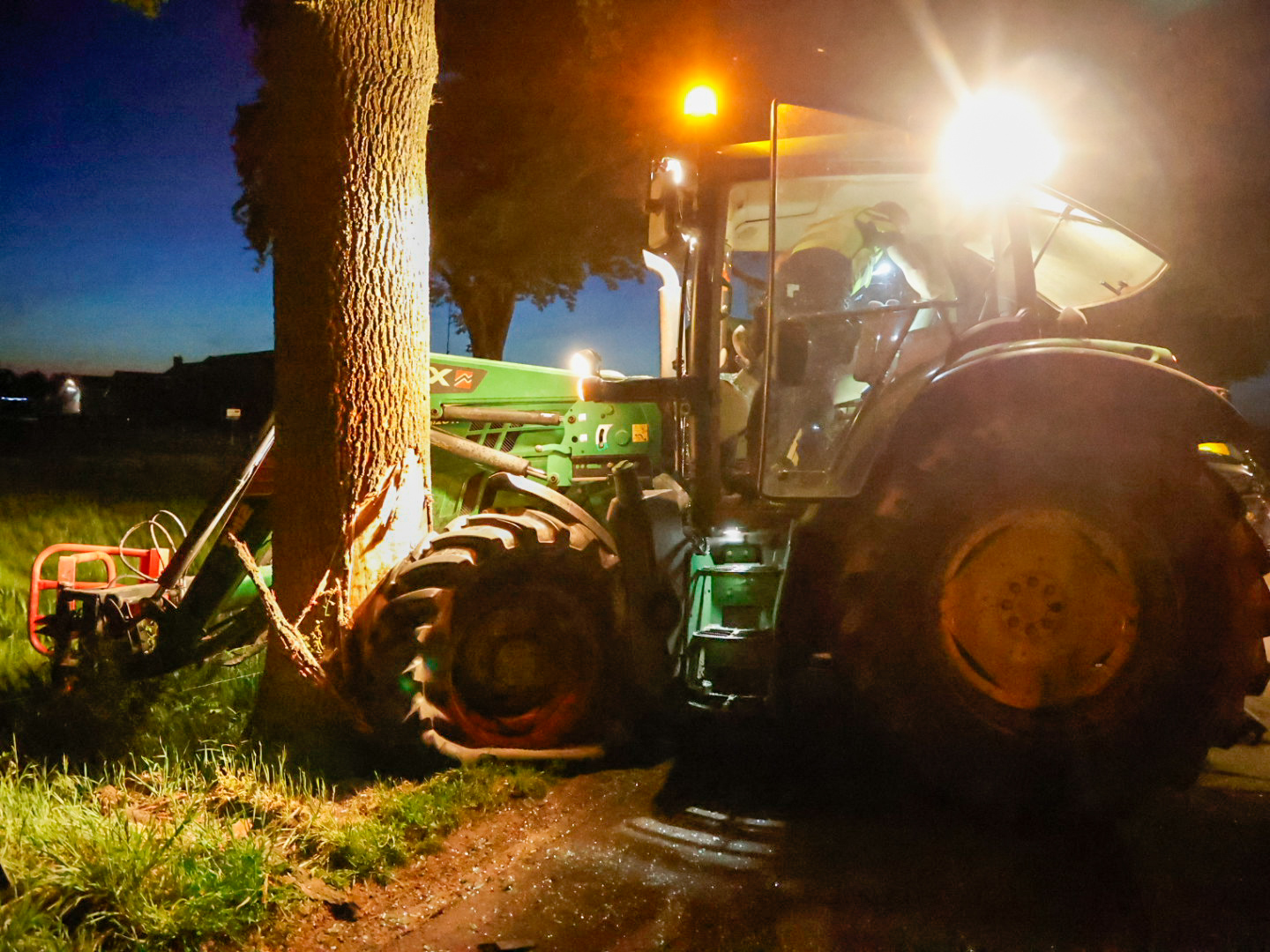 Gewonde na botsing tussen tractor en bestelbus