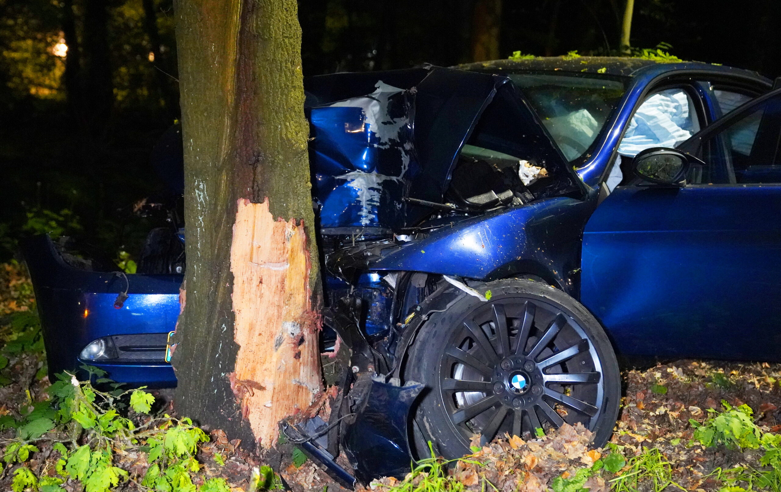 Twee gewonden na frontale botsing tegen boom