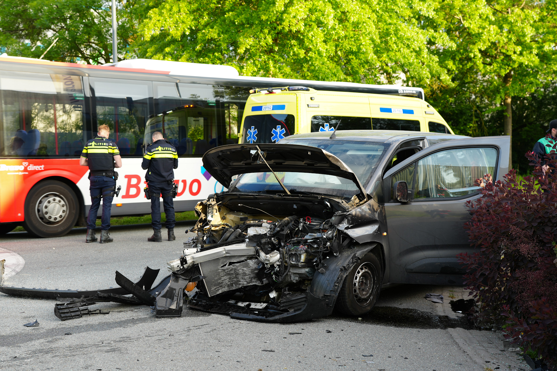 Auto belandt in tuin na botsing, bestuurder lichtgewond