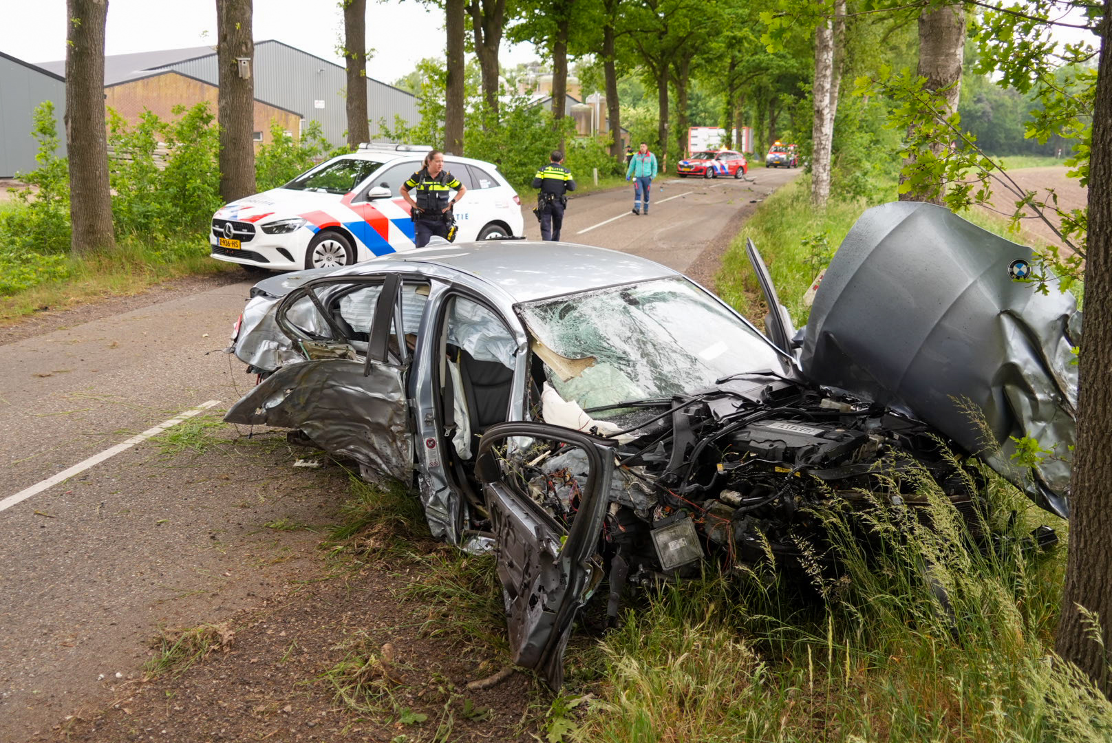Auto crasht tegen bomen, traumahelikopter geland