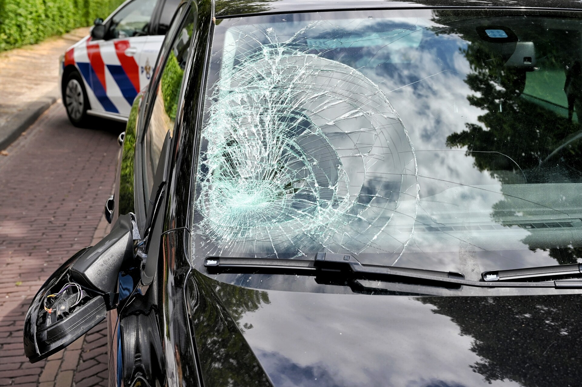 Man geschept door auto terwijl hij de bus probeert te halen
