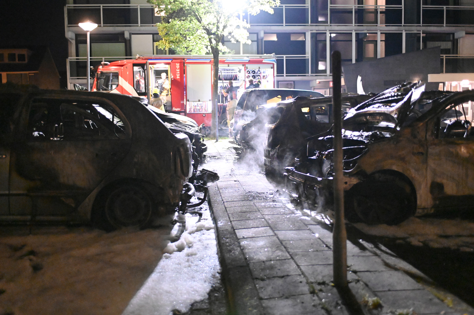 Zes auto’s door brand verwoest op parkeerplaats