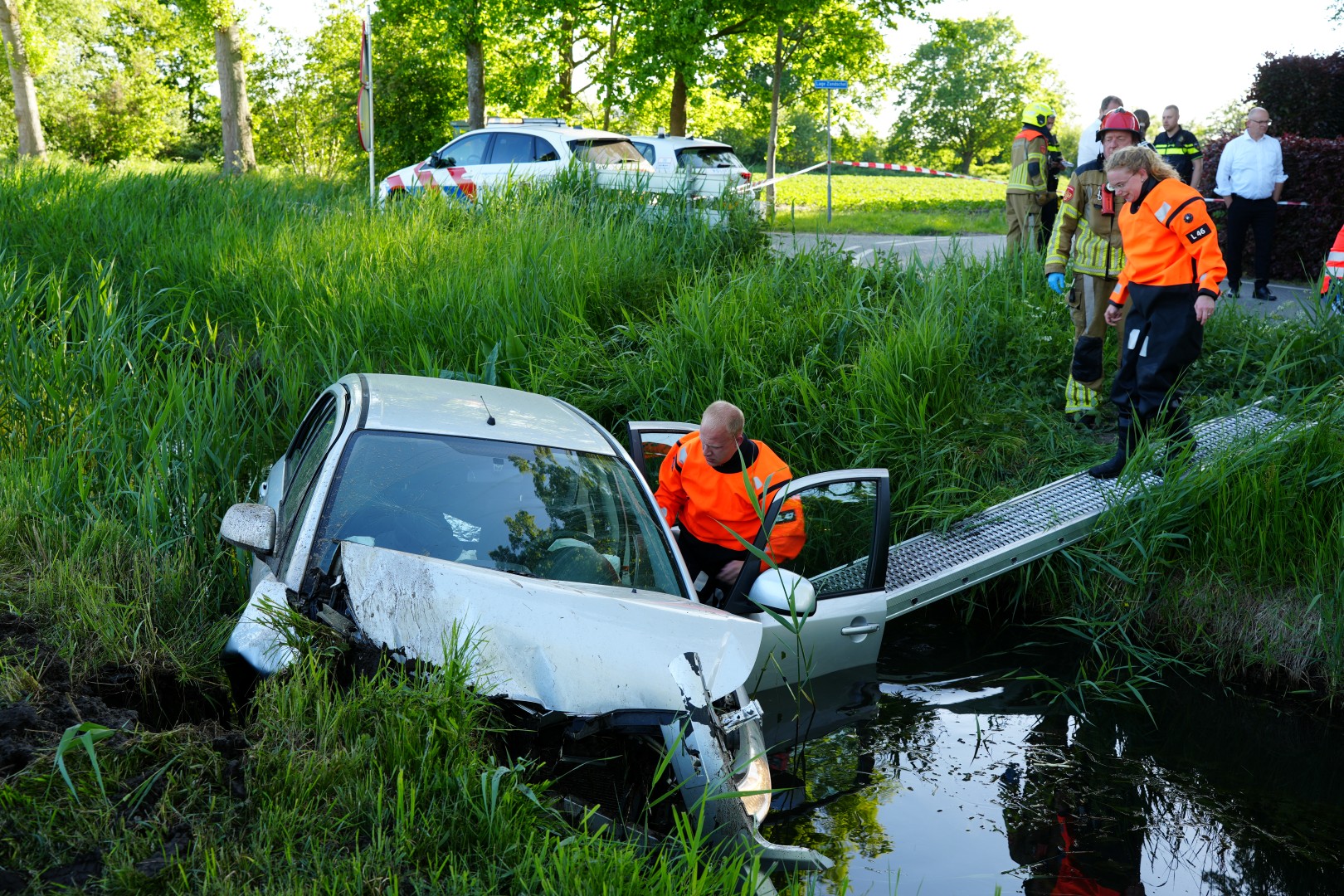 Oudere vrouw raakt met haar auto in de sloot en raakt gewond