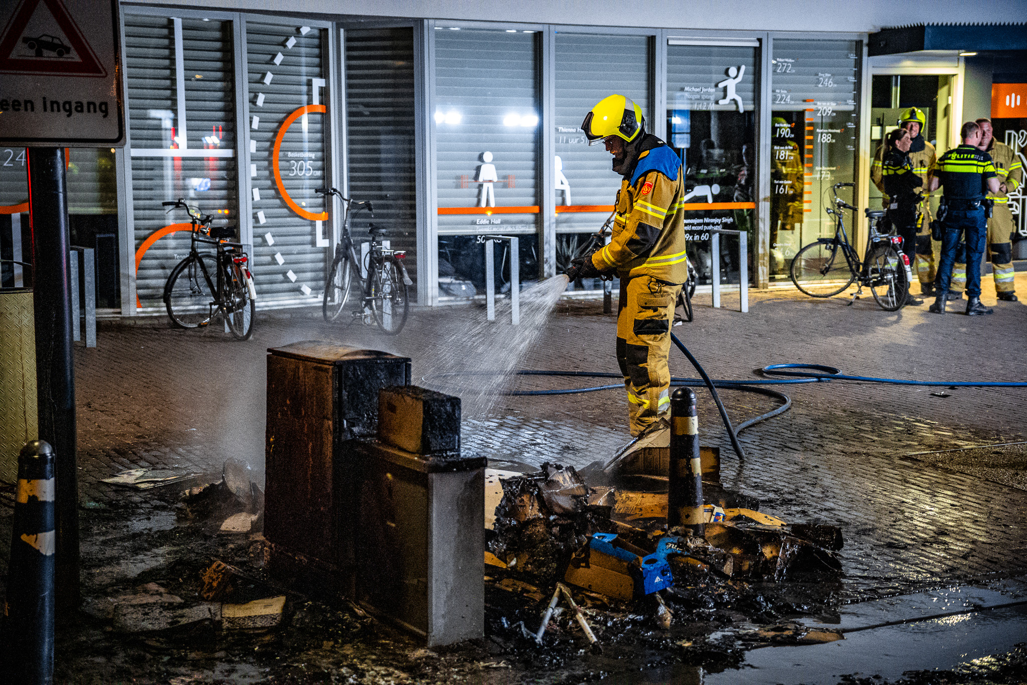 Stapel papier in brand, mogelijk brandstichting