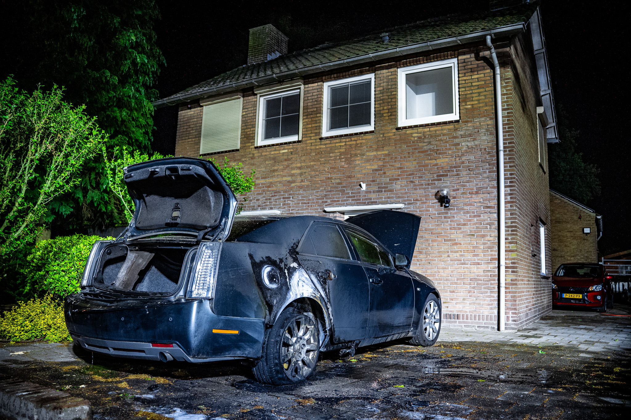 Auto vliegt in brand voor woning, oorzaak nog onbekend