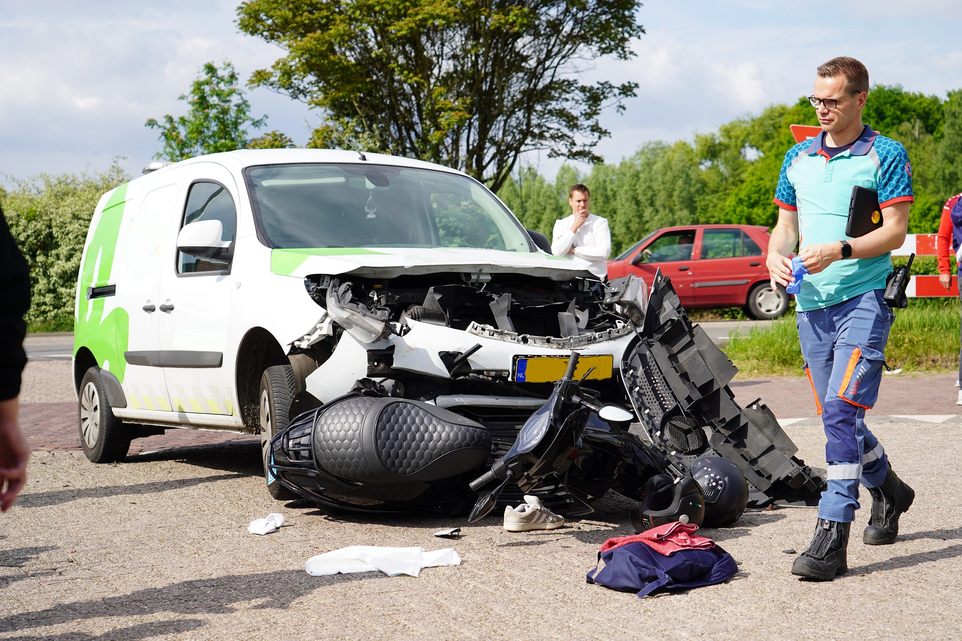 Flinke beenwond voor scooterrijder nadat die is geschept